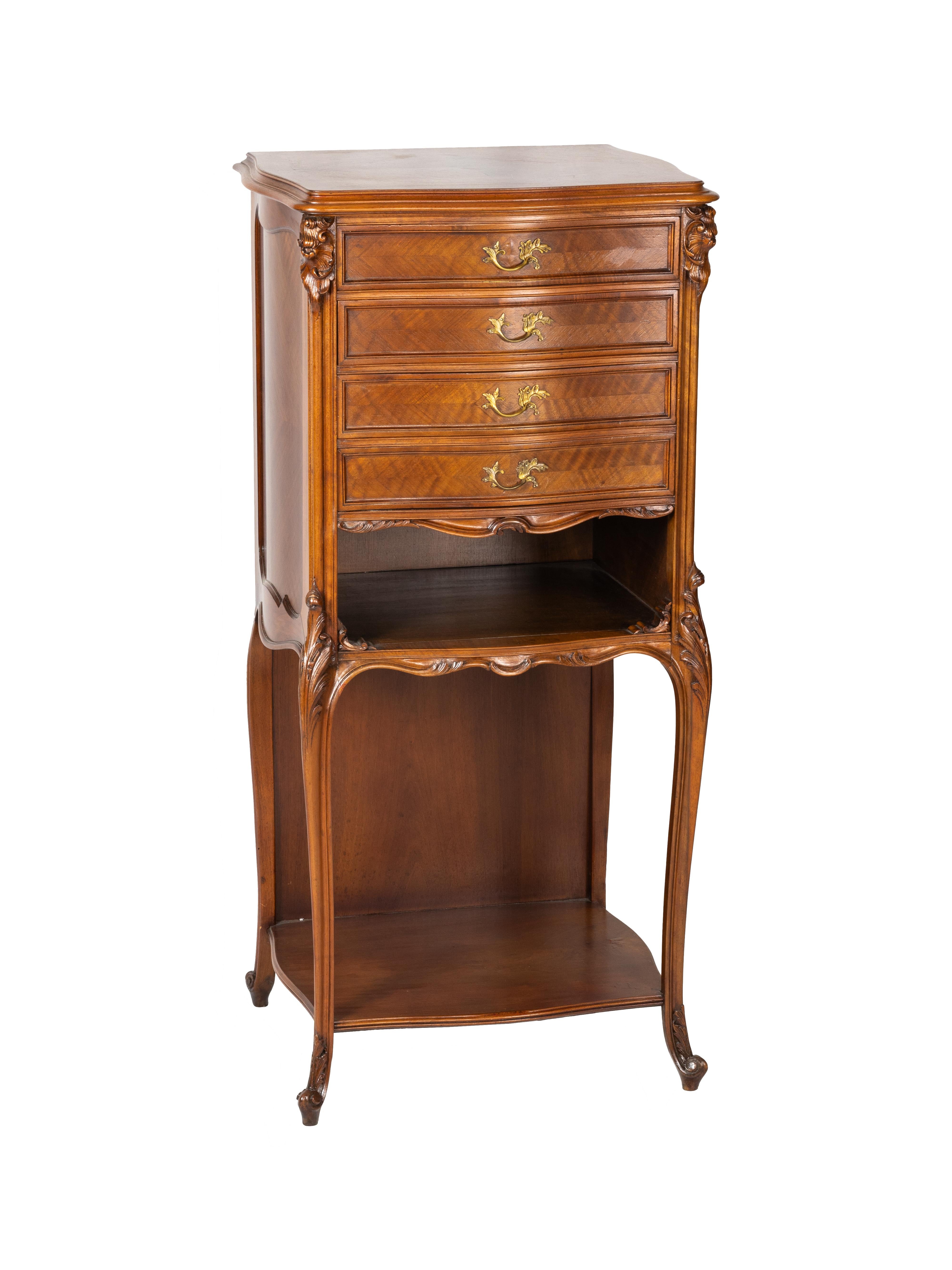 Un mobile francese in stile Art Nouveau risale ai primi anni del 1900 ed è realizzato in ricco legno di noce, mostrando le linee eleganti e i motivi organici tipici dell'epoca. 
Il pezzo è caratterizzato da quattro gambe arrotondate che si