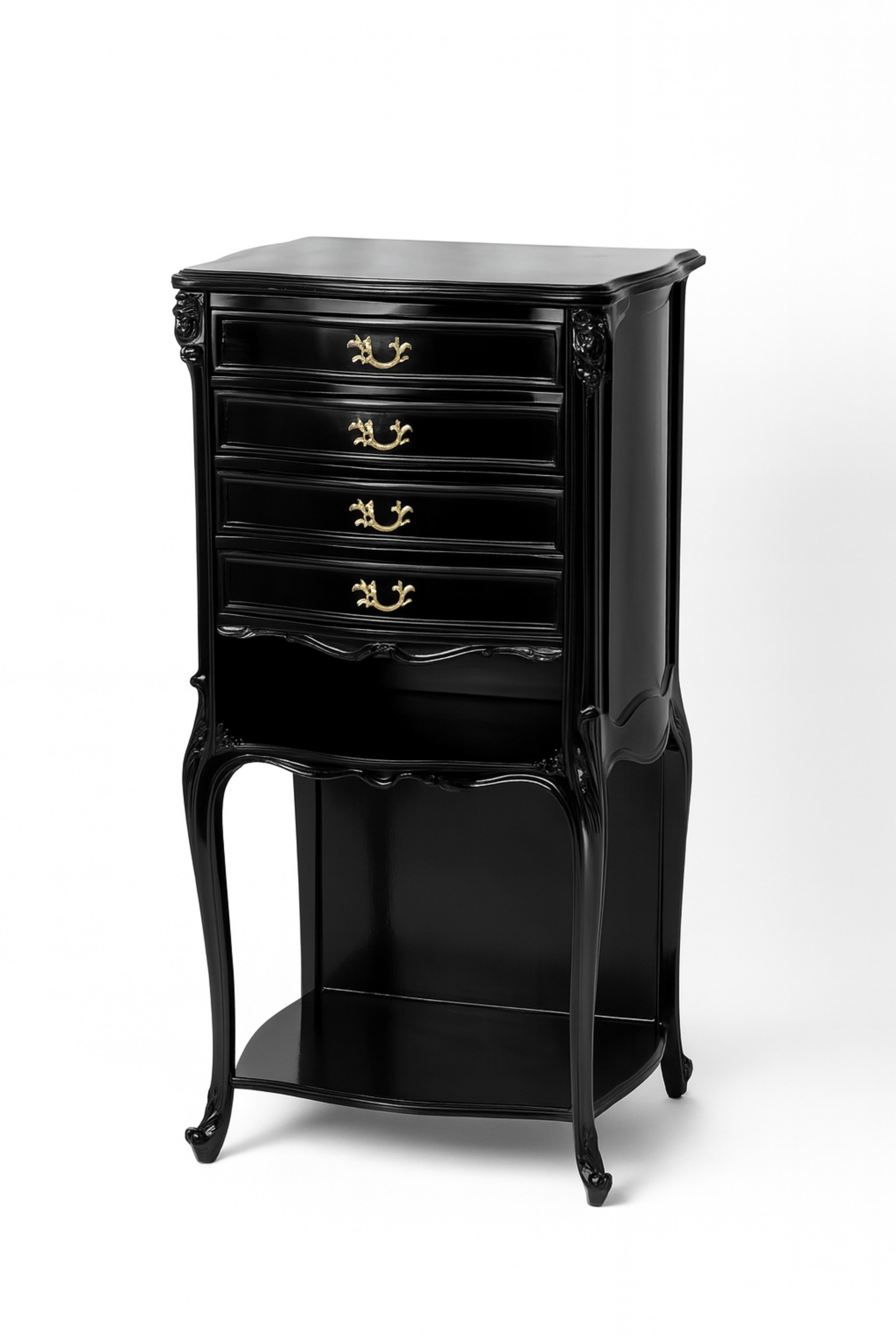 Un mobile francese Art Nouveau laccato nero e rifinito in ricco legno di noce, che mostra le linee eleganti e i motivi organici tipici dell'epoca. 
Il pezzo è caratterizzato da quattro gambe arrotondate che si assottigliano graziosamente verso il