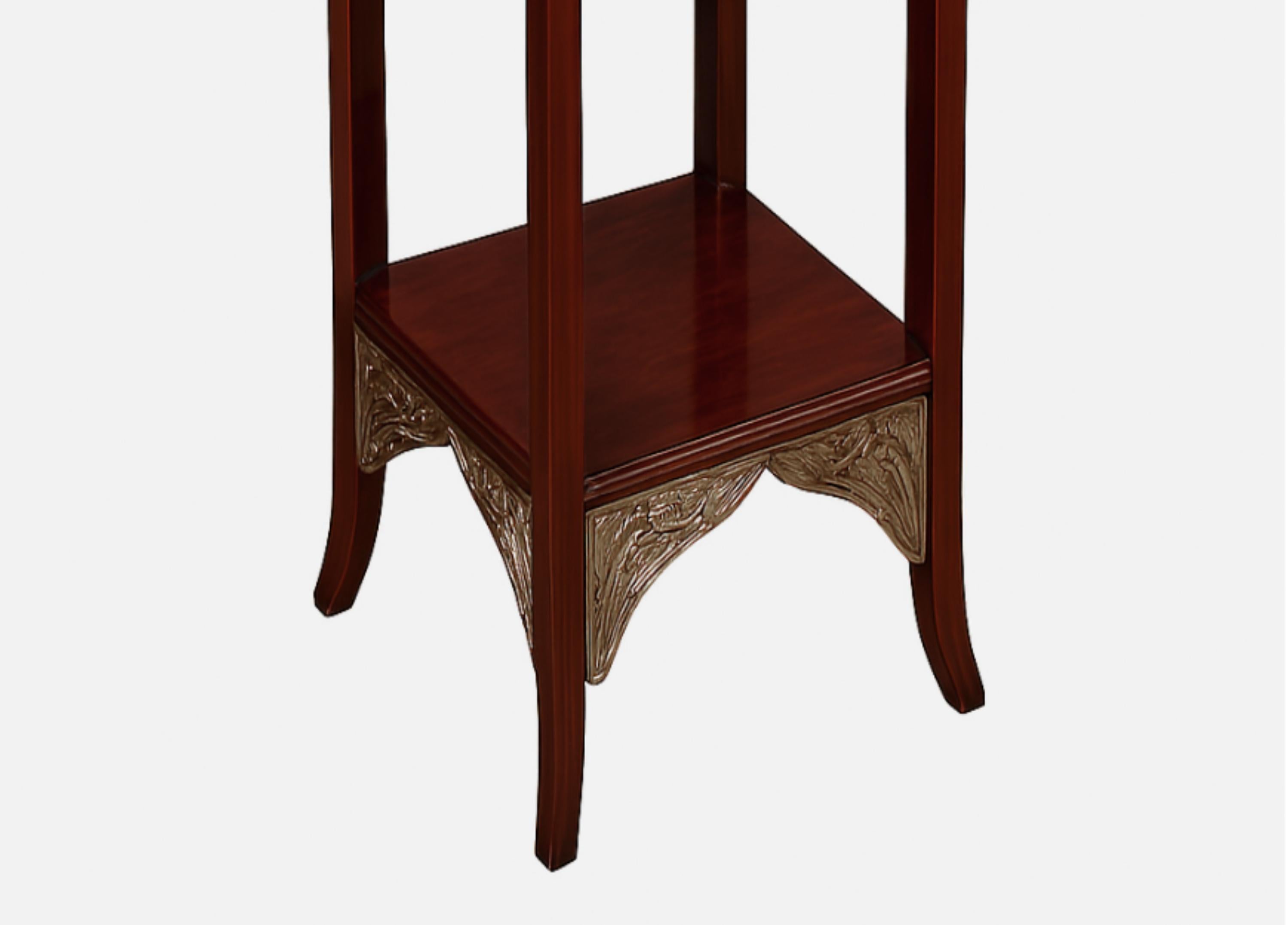 Un piedistallo a colonna in castagno francese in stile Art Nouveau