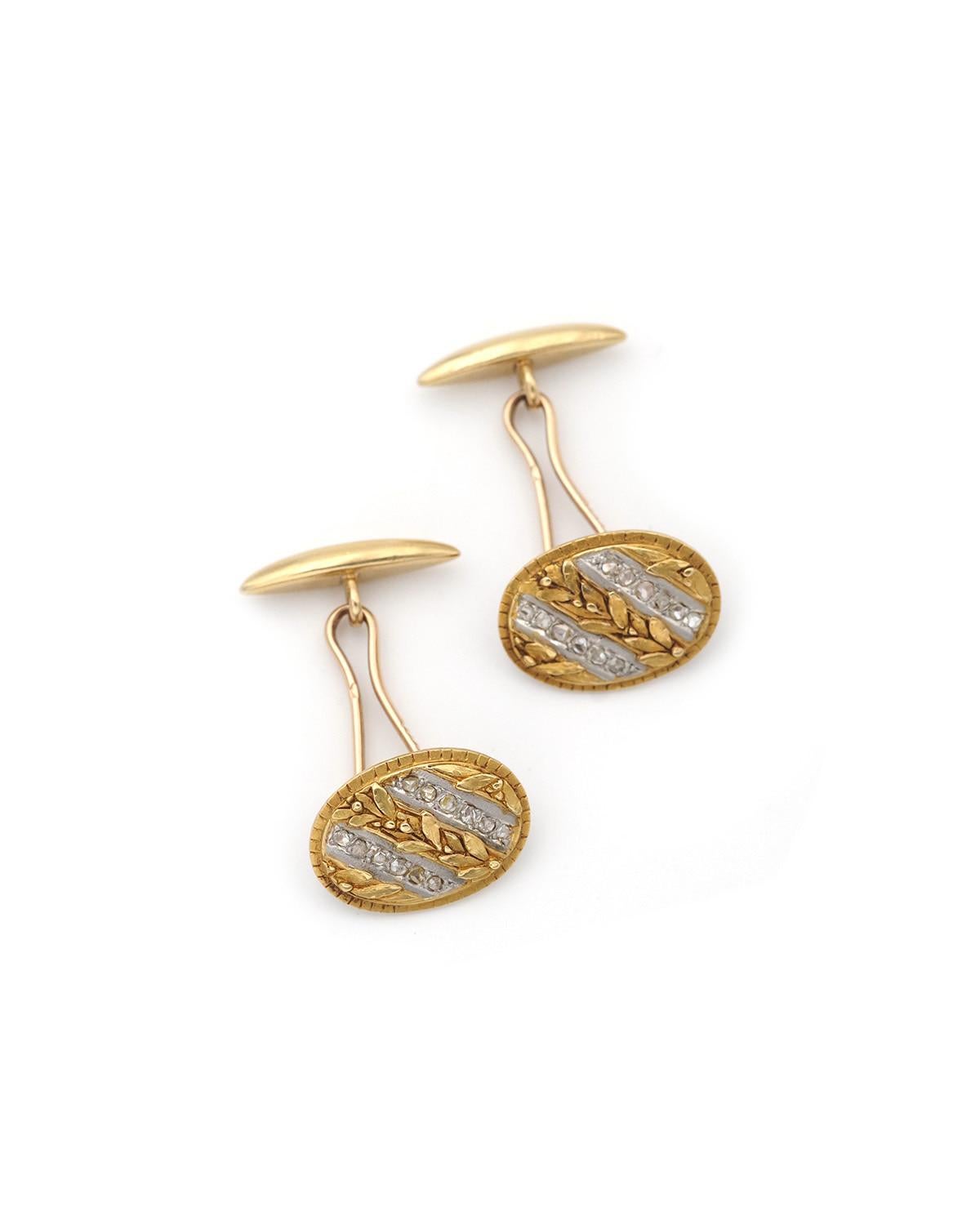 Gemelos Art Nouveau franceses de oro de 18 quilates. Deliciosos gemelos decorados con una banda de hojas de olivo y aceitunas, alternando con bandas de platino engastadas con diamantes talla rosa. El olivo es un símbolo universal de sabiduría y paz.
