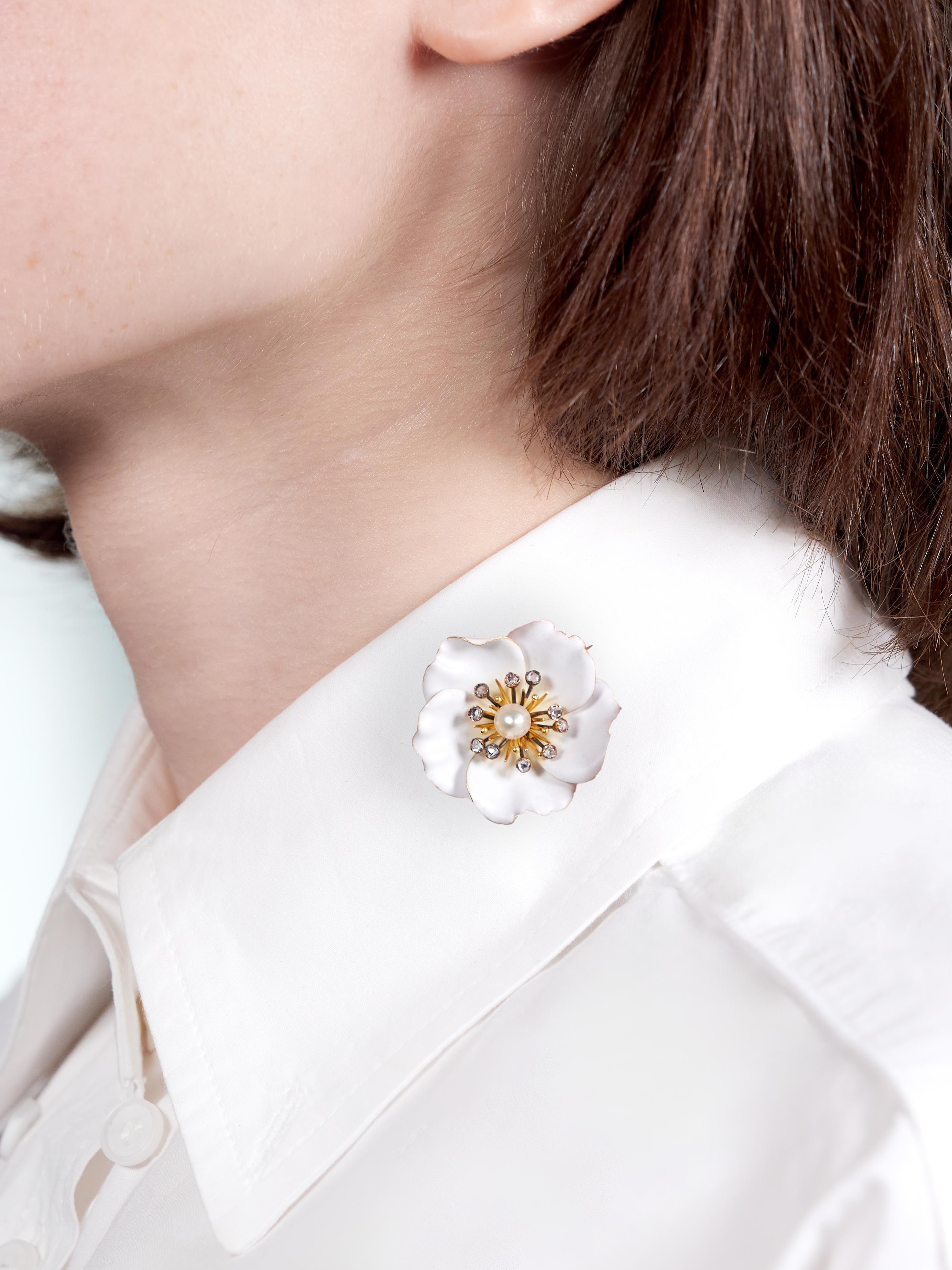 Gestaltet als dimensionale Stiefmütterchenblüte mit aufgeworfenen Blütenblättern
Undurchsichtiges, mattes Weiß mit minimalem Verlust
Zentrieren einer gefassten 5,5 mm großen, fast runden Perle
Weiß mit starkem Schillern und Büschel von