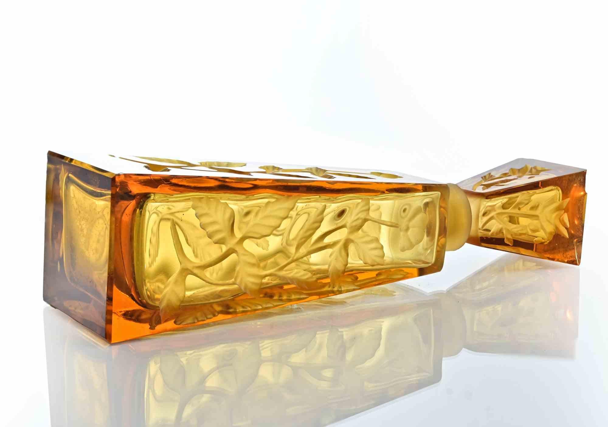 molded amber obelisk-shaped bottle realized in France b J. Lanier in 1930s.

Stopper with losses and minor chips, otherwise excellent condition.

