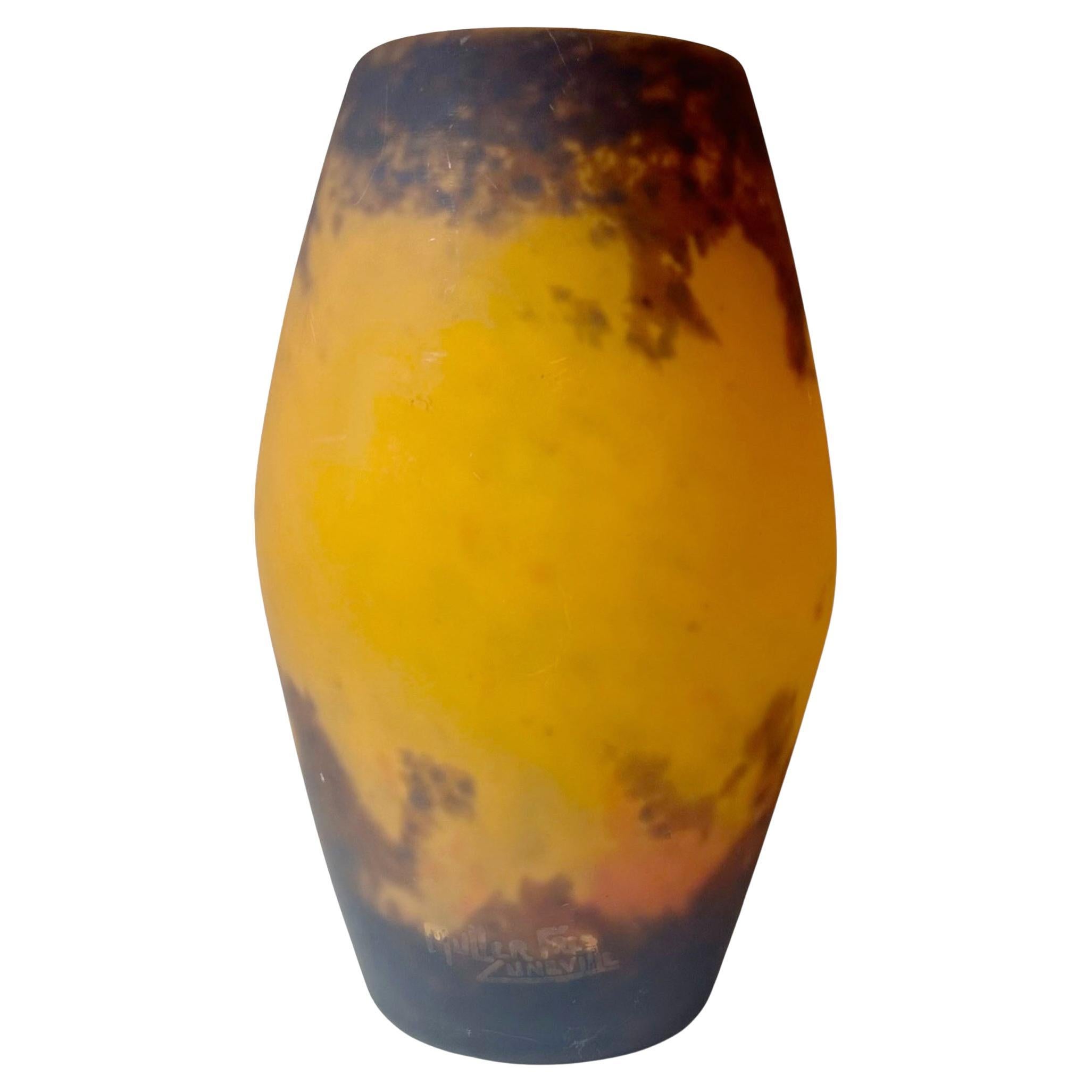  Magnifique vase Art nouveau français de Muller Frères Zuneville, connus pour leur travail magistral du verre à la fin du 19e et au début du 20e siècle. Cette pièce fait le lien entre l'élégance fluide de l'Art nouveau et la géométrie émergente de