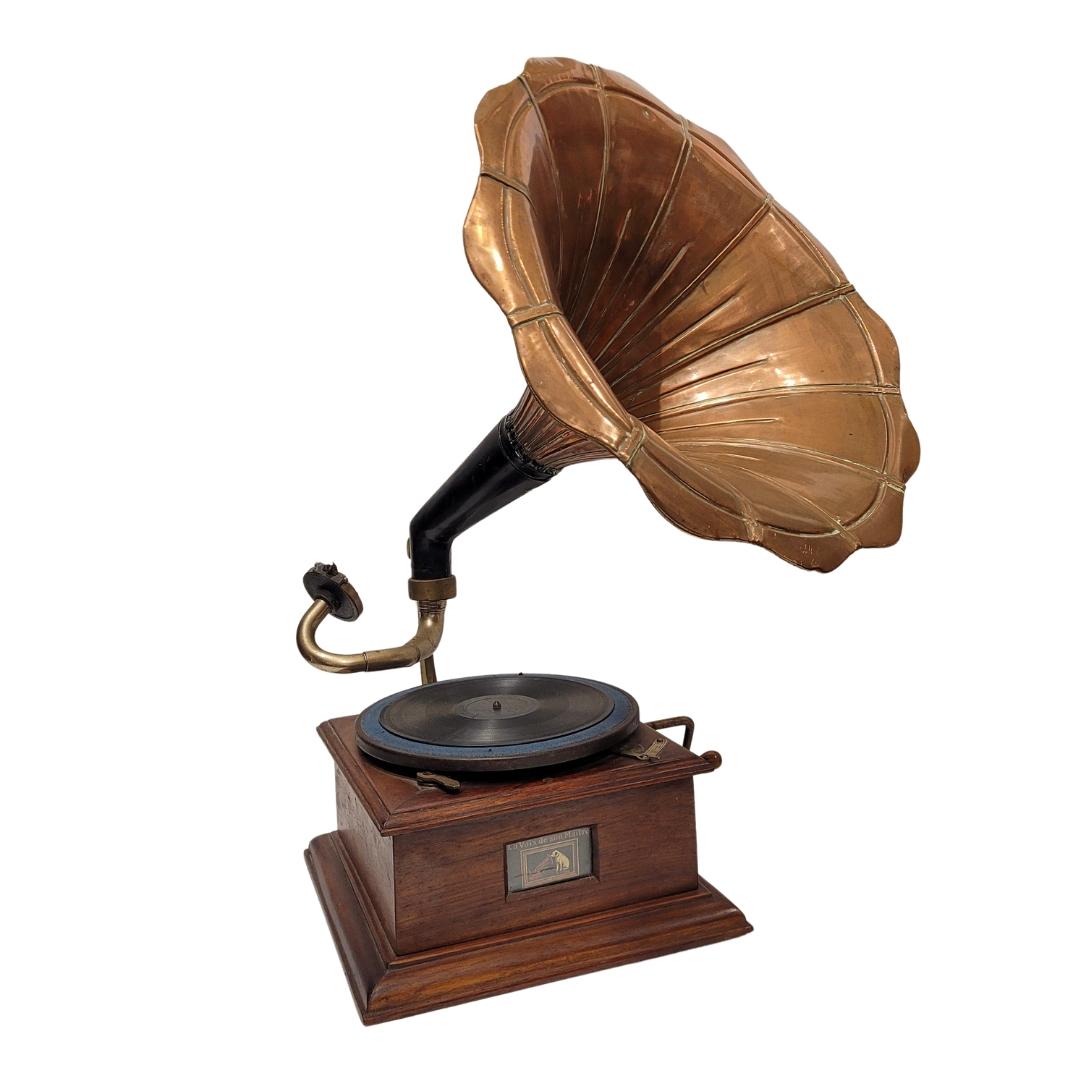Incredibile la voce del suo maestro Grammofono
Caratteristiche del grammofono Retro His Masters Voice

Dati tecnici:

Tromba in lamiera a lobi
Misure: 75 cm  x 44 cm x 42 cm
Meccanismo di ricarica originale
Marchio: His Masters Voice
Origine: