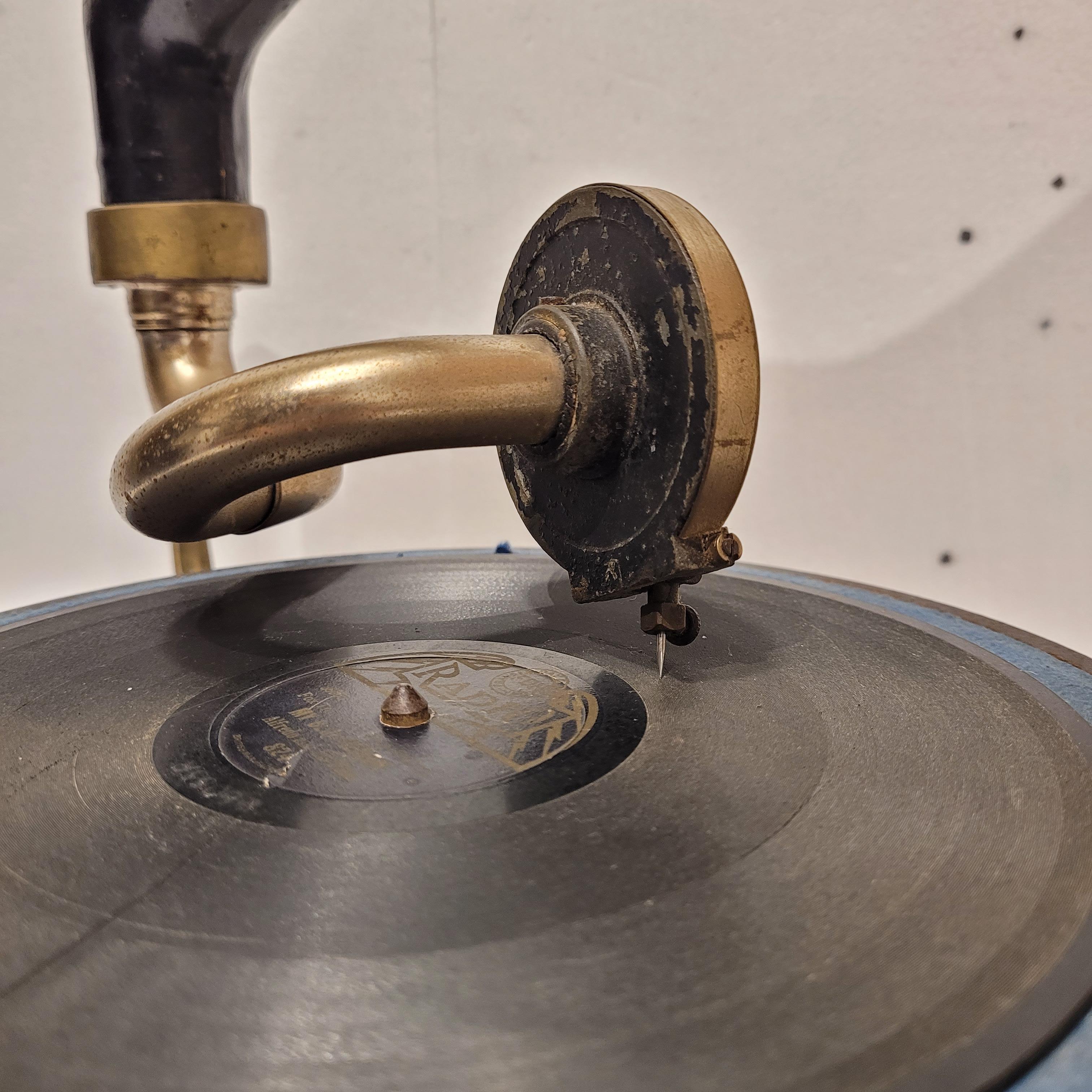 Ottone Art Nouveau francese His Master, s Voice Grammofono in vendita