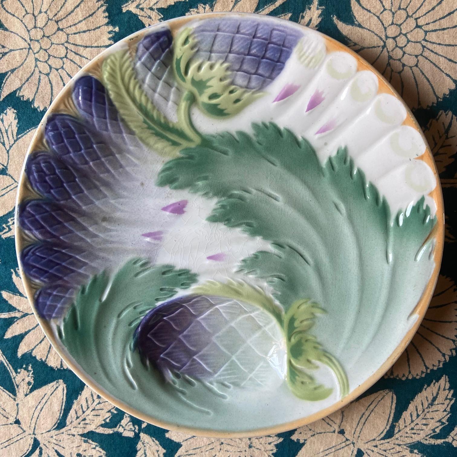 Hervorragende französische Spargelteller im Jugendstil.
Saint Amand-Marke auf der Unterseite gestempelt. Ca. 1920.
Bitte beachten Sie, dass es einige Farbabweichungen von einer Platte zur anderen gibt. Einige sind eher violett, andere eher