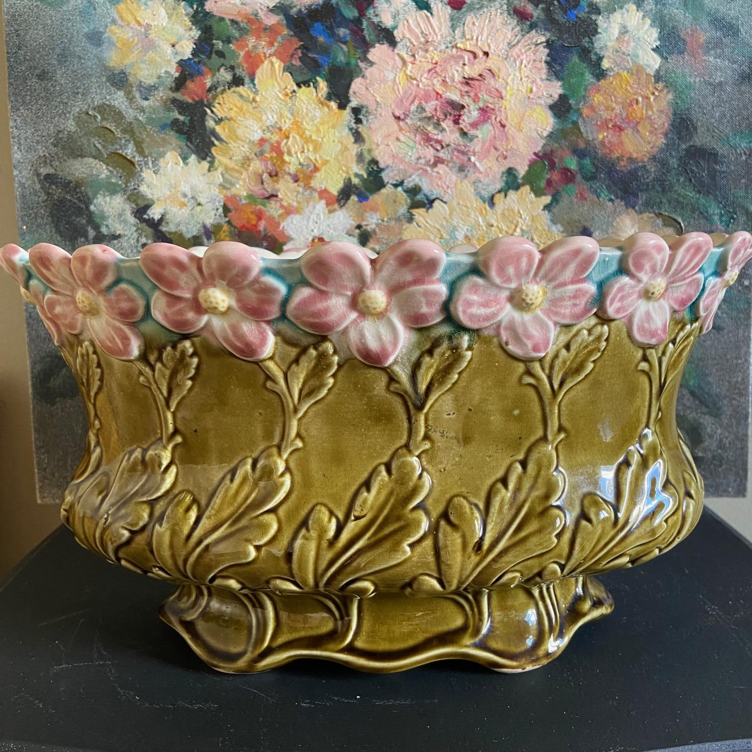 Superbe jardinière / centre de table en majolique Art Nouveau.

Cette jardinière n'est pas seulement un objet fonctionnel, mais aussi une œuvre d'art, reflétant le savoir-faire exquis de Fives-Lille.