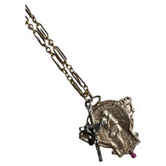 Chaîne collier médaille française Art Nouveau en rubis et croix d'argent J Dauphin