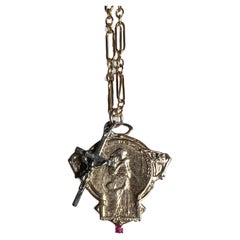 Chaîne collier médaille française Art Nouveau en rubis et croix d'argent J Dauphin