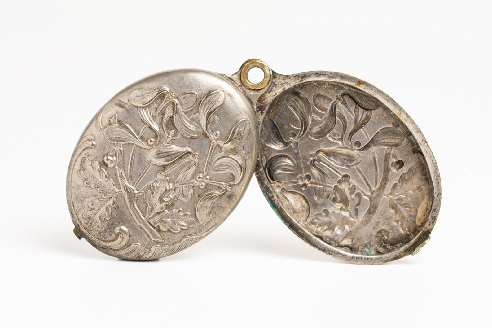 Art Nouveau French Mistletoe Silver Mirror Pendant In Good Condition For Sale In Portland, England