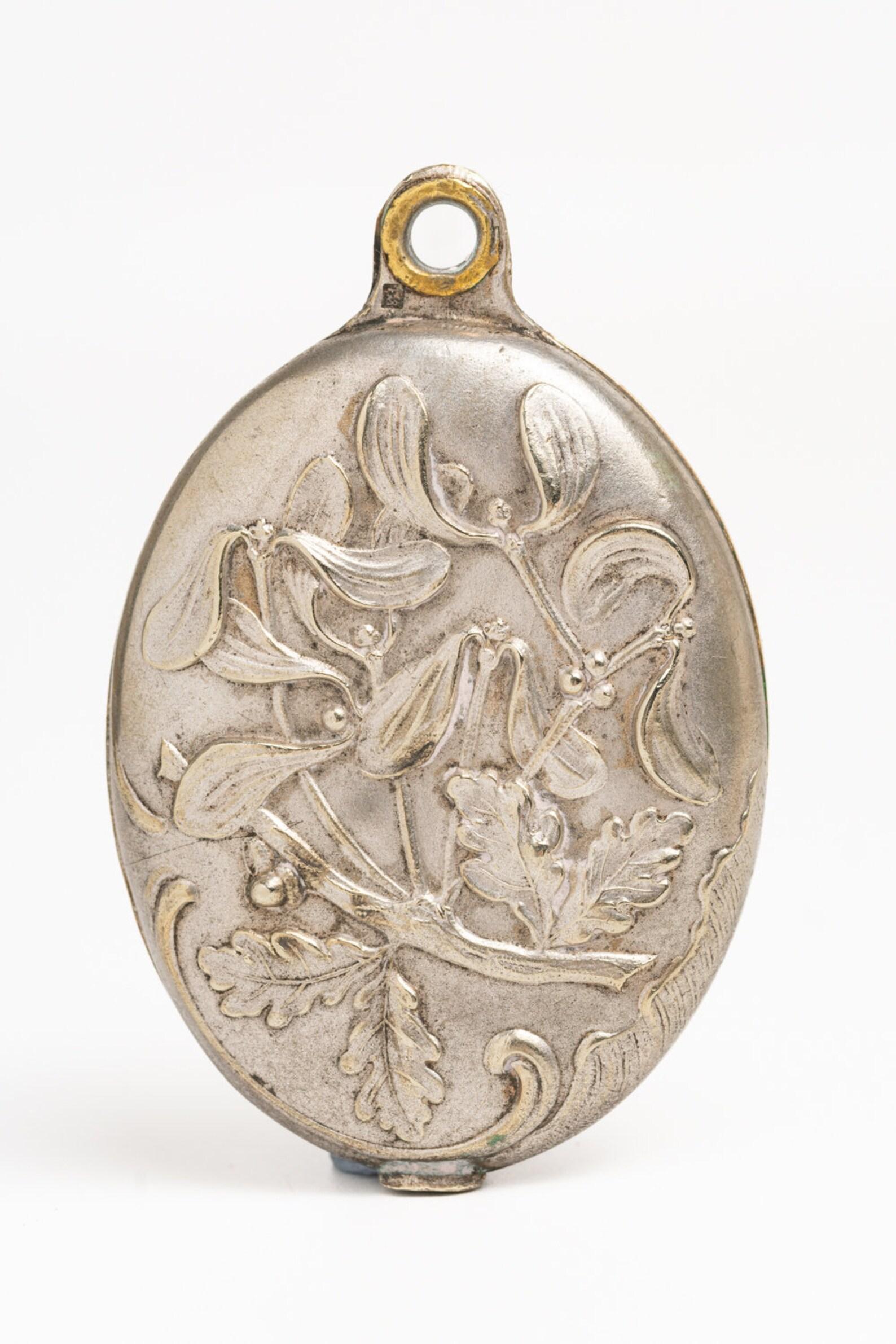 Art Nouveau French Mistletoe Silver Mirror Pendant For Sale 2