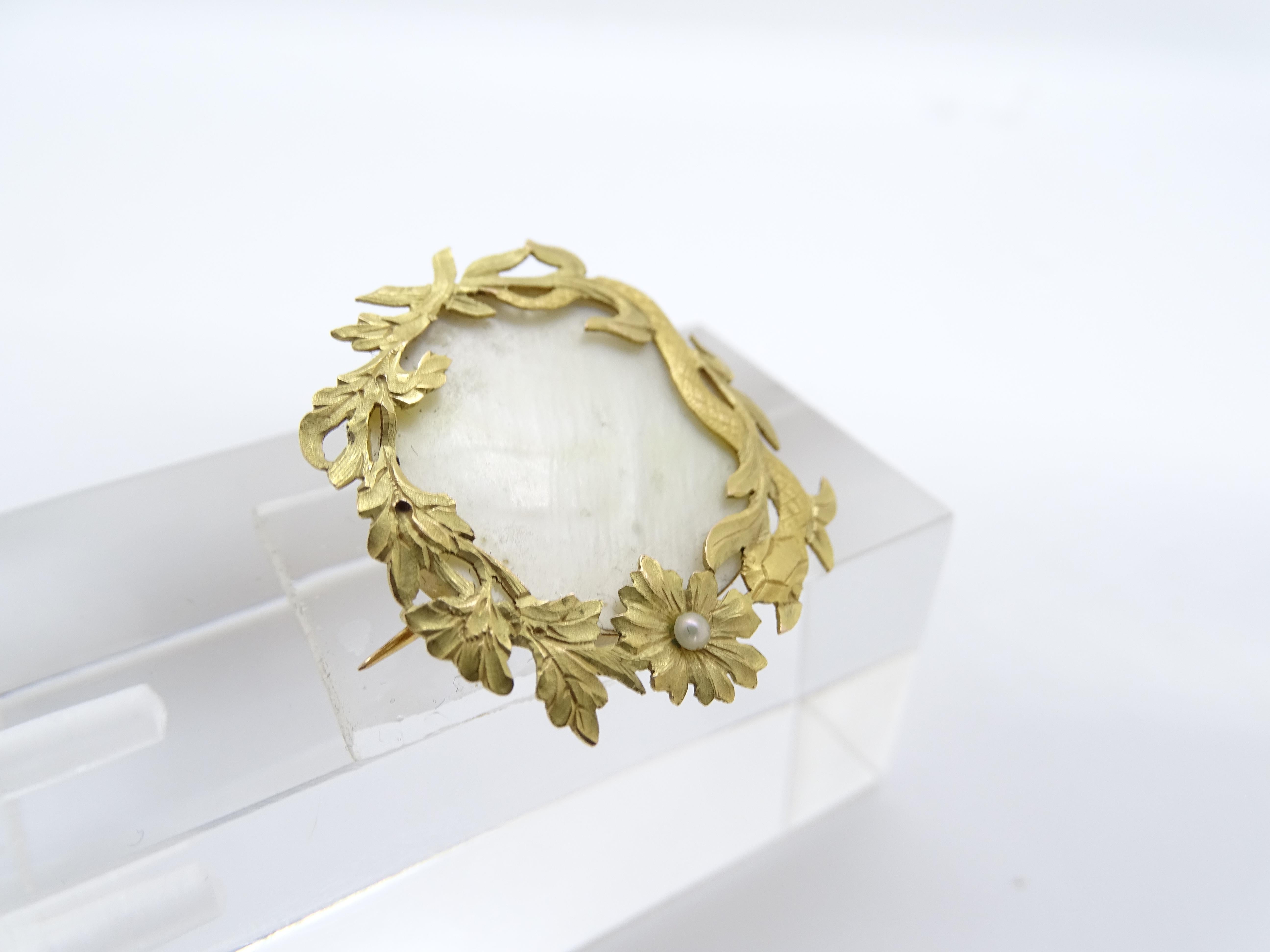 Art Nouveau  French Mother-of-pearl brooch, 18k yellow gold, pearl For Sale 5