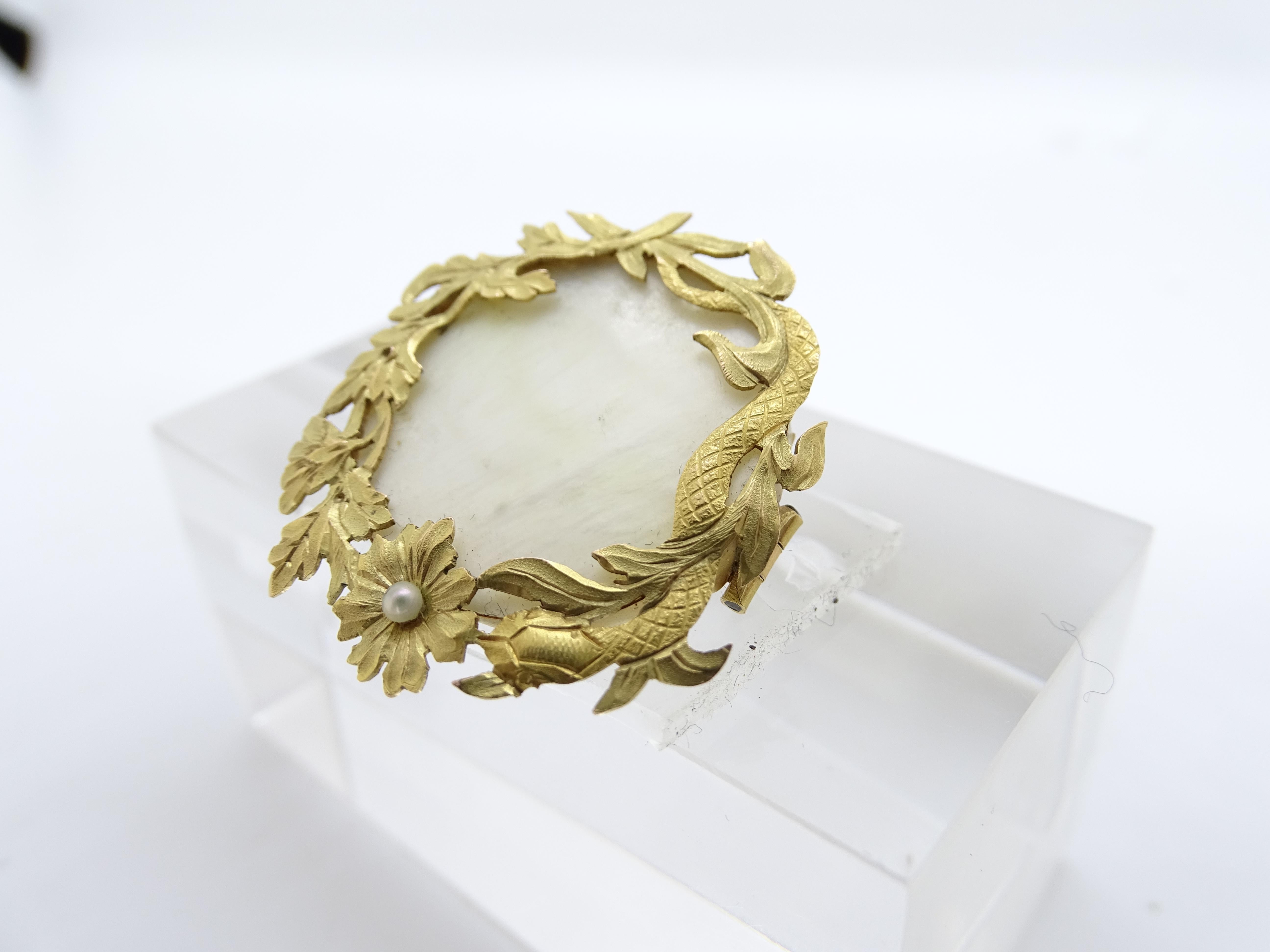 Art Nouveau  French Mother-of-pearl brooch, 18k yellow gold, pearl For Sale 6
