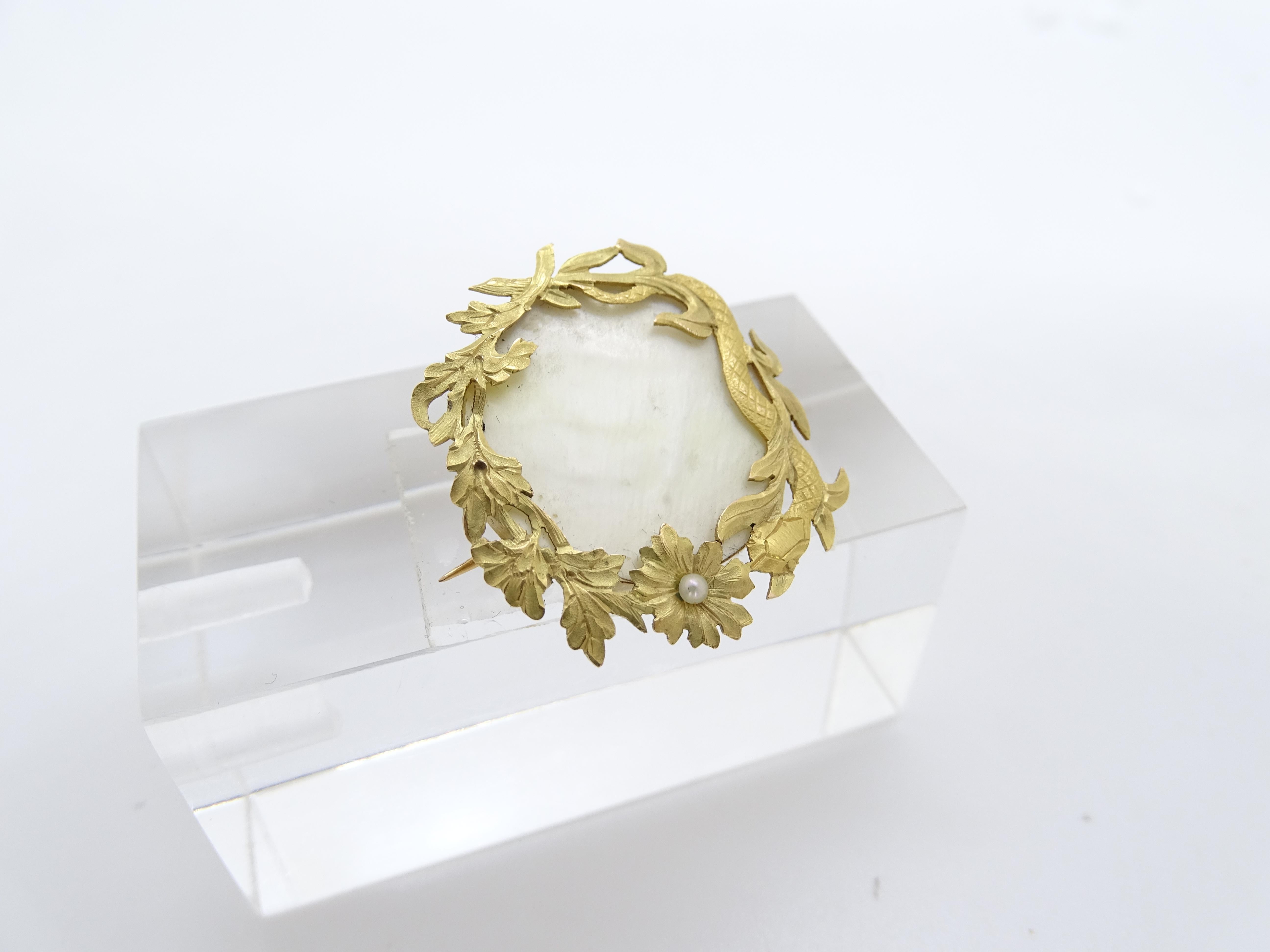 Art Nouveau  French Mother-of-pearl brooch, 18k yellow gold, pearl For Sale 7