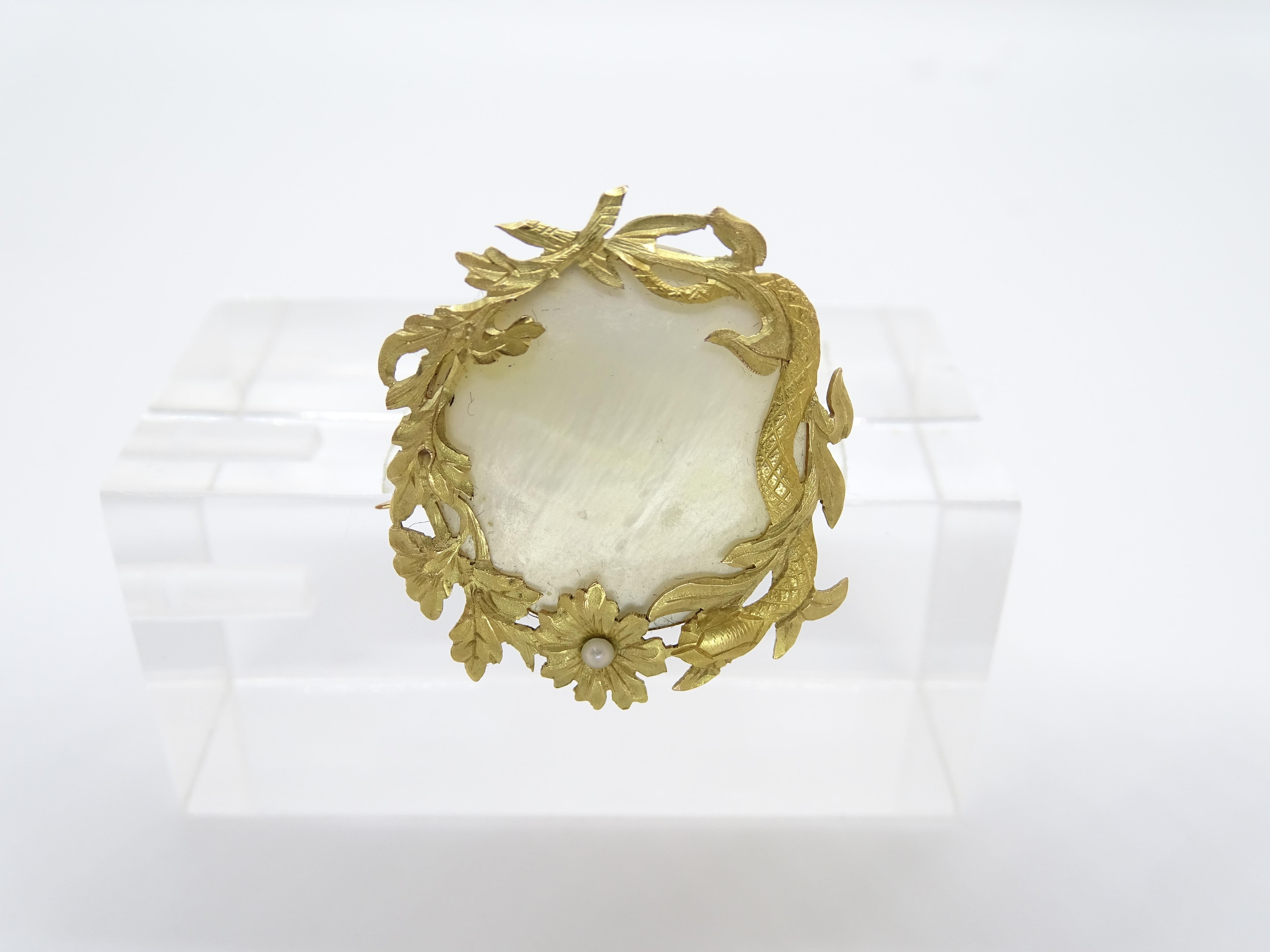 Art Nouveau  French Mother-of-pearl brooch, 18k yellow gold, pearl For Sale 1