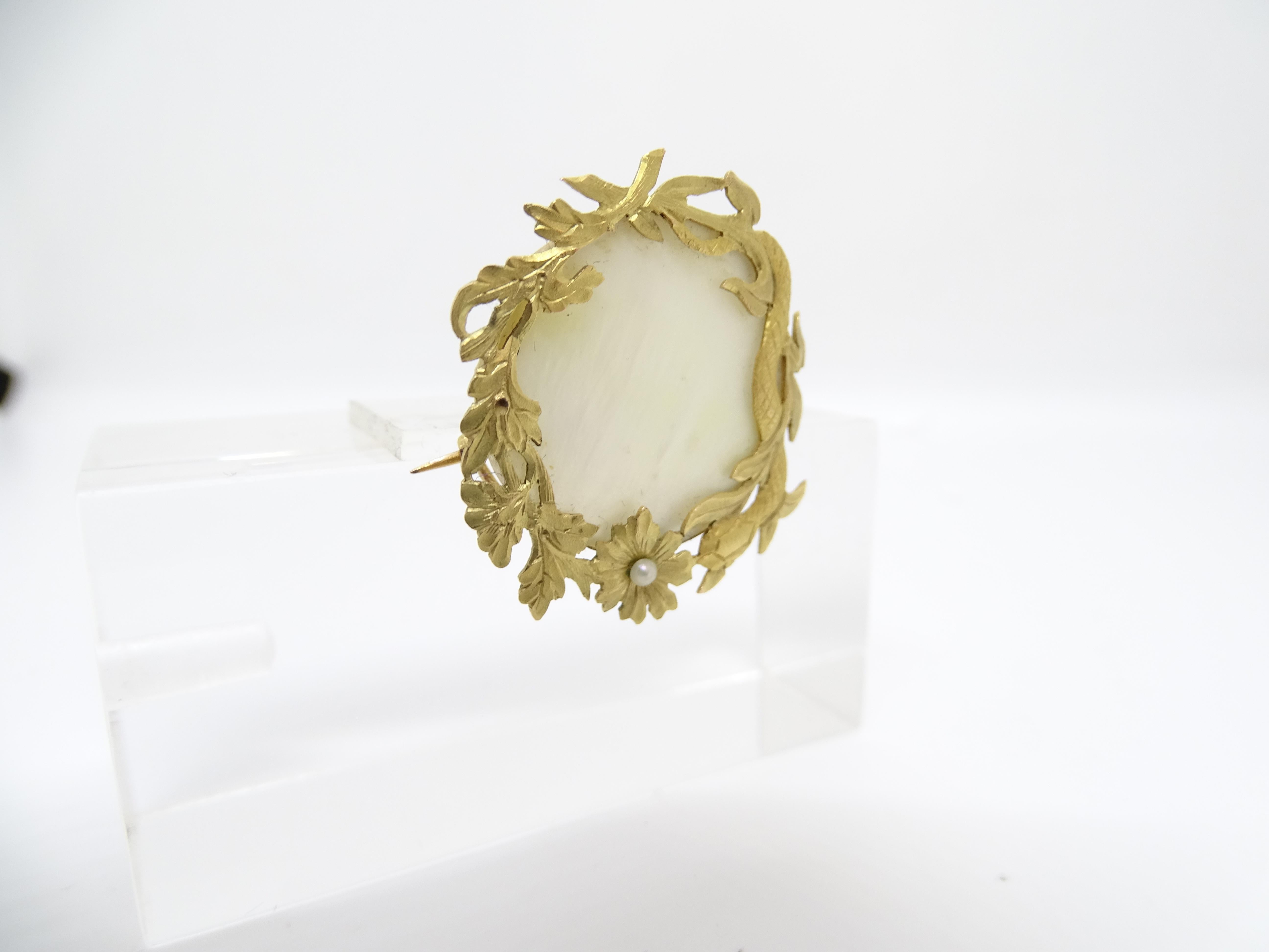 Art Nouveau  French Mother-of-pearl brooch, 18k yellow gold, pearl For Sale 2