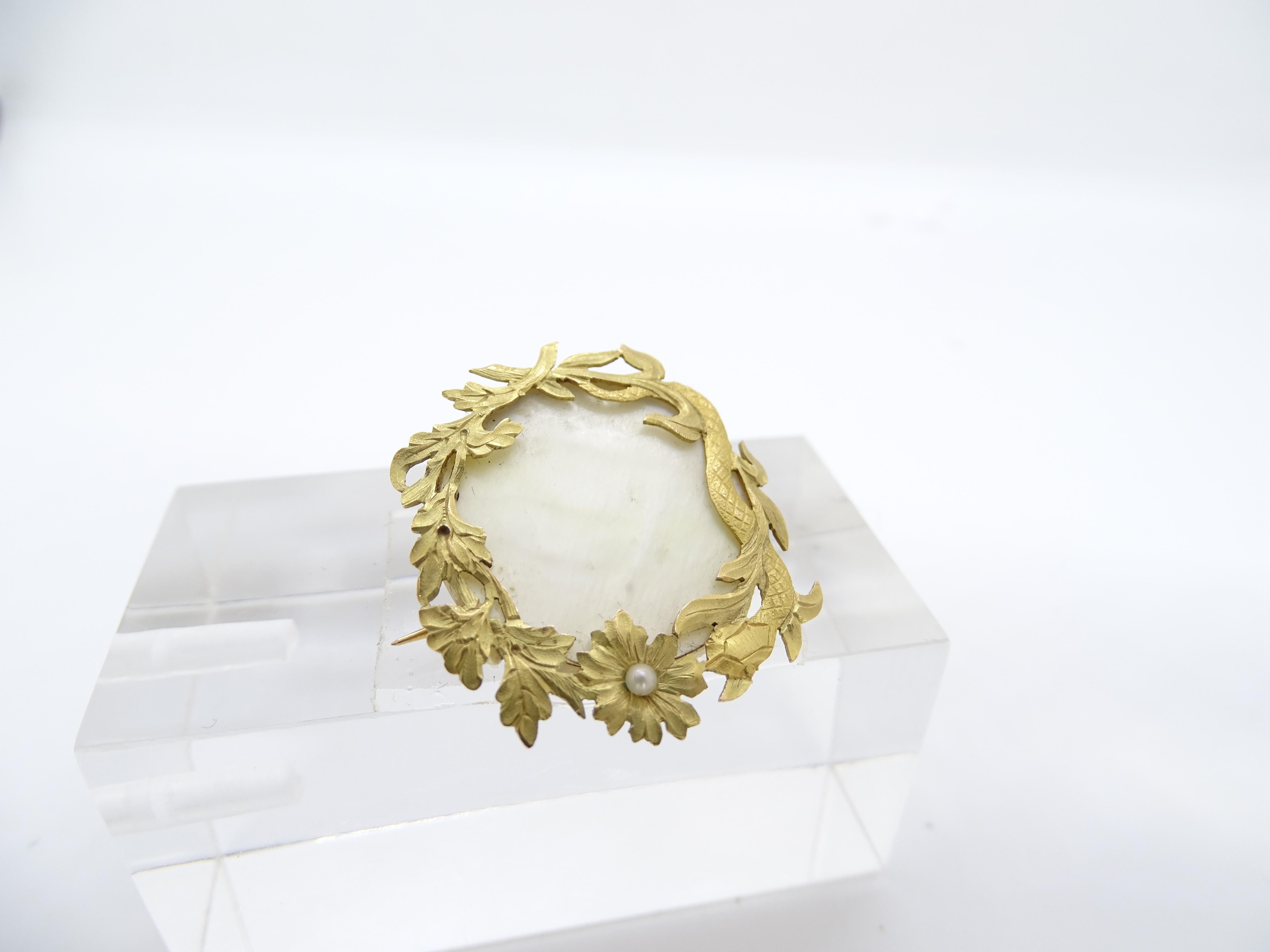 Art Nouveau  French Mother-of-pearl brooch, 18k yellow gold, pearl For Sale 3