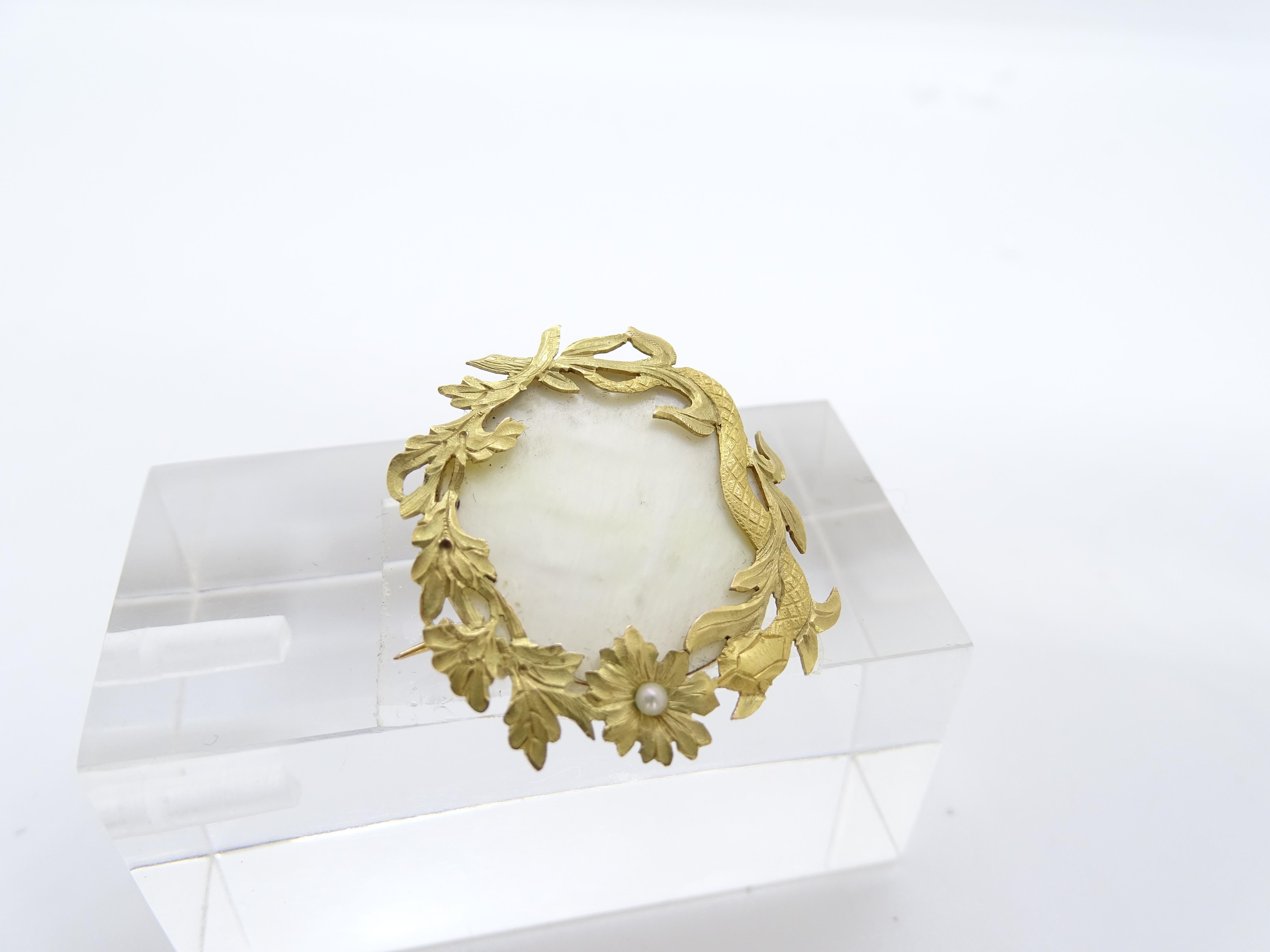 Art Nouveau  French Mother-of-pearl brooch, 18k yellow gold, pearl For Sale 4