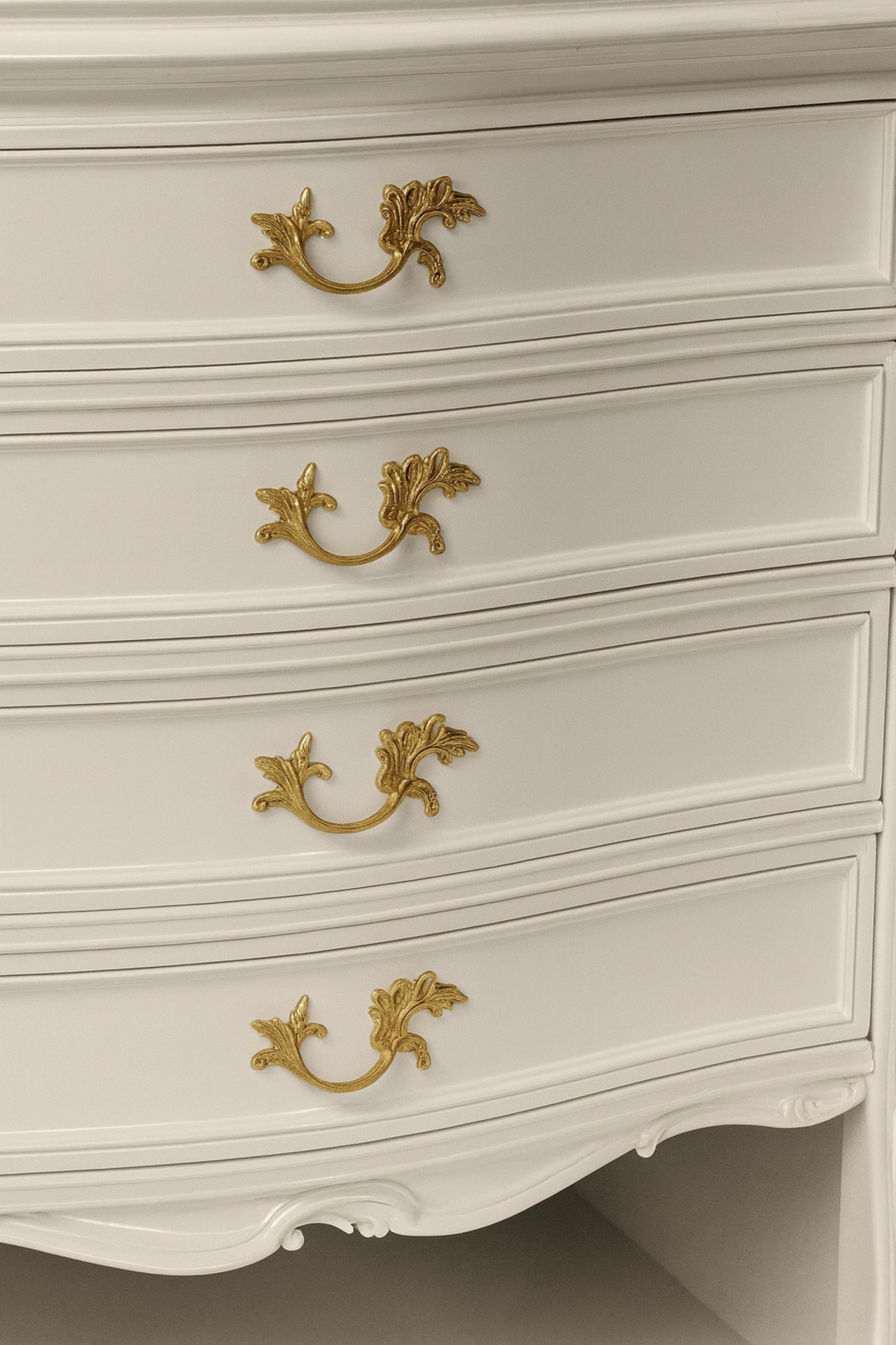Art Nouveau French Off White Chest of Drawers, 1900s en venta 2