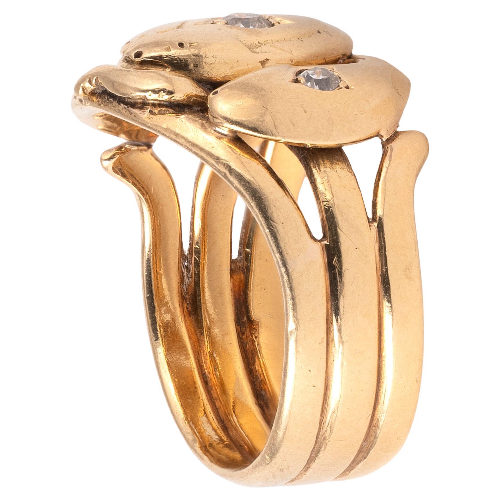 Il représente trois serpents enroulés tenant dans leur tête un diamant taillé à l'ancienne. Monture en or jaune 18K finement travaillée. Poids brut : 13,58 g.
Taille du doigt : 8 1/2
Bague serpent en diamant taille ancienne et or jaune 18 carats,