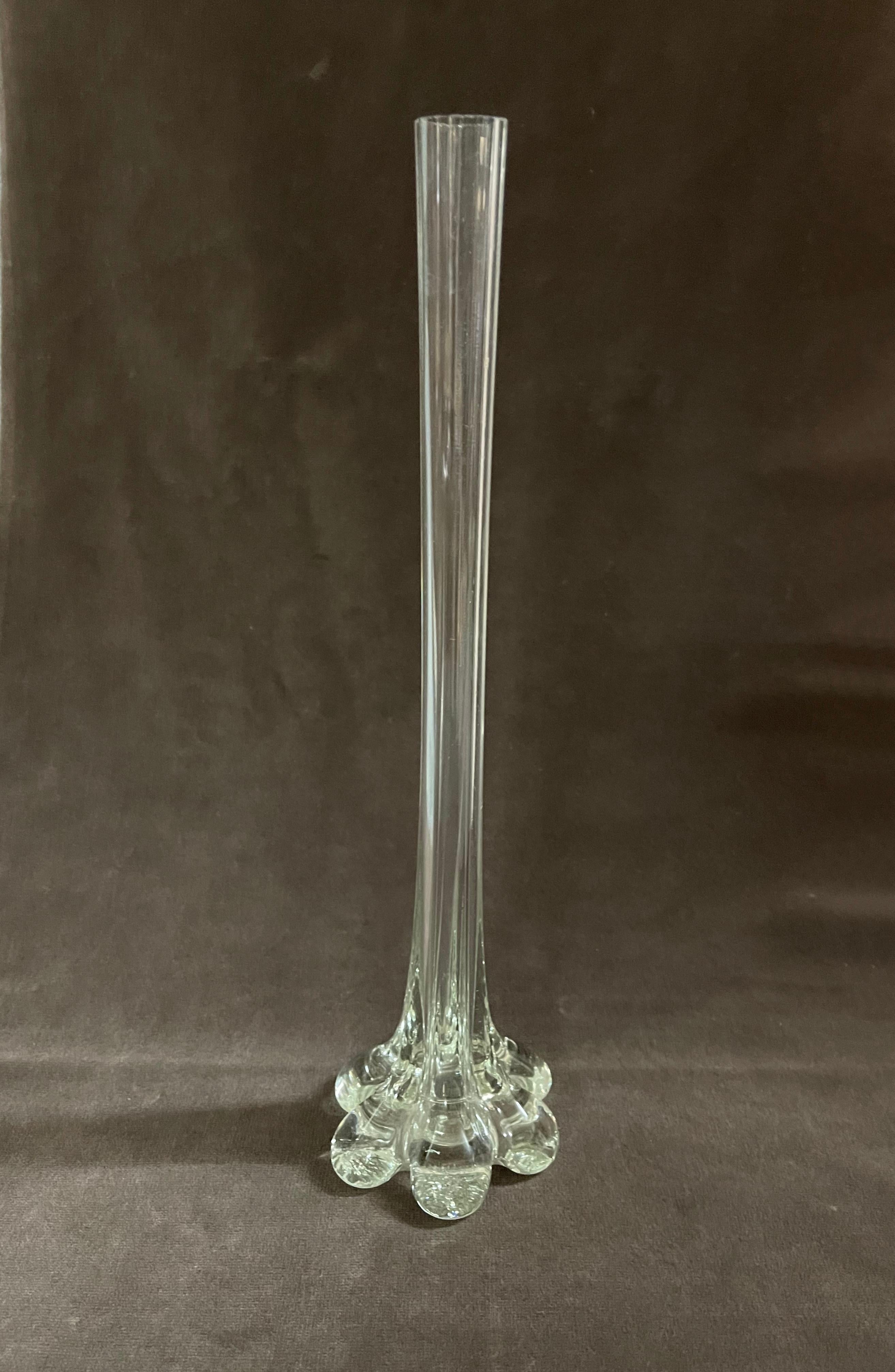 Wunderschönes Jugendstil-Paar von Gladiolenvasen. 
Französische, hohe, kannelierte Glasvase aus dem frühen 20. Jahrhundert, um 1920, mit schöner Alterspatina.
Geblasenes Glas in sehr gutem Zustand.
Elegante Riffelung mit sanft gedrehtem Stiel auf