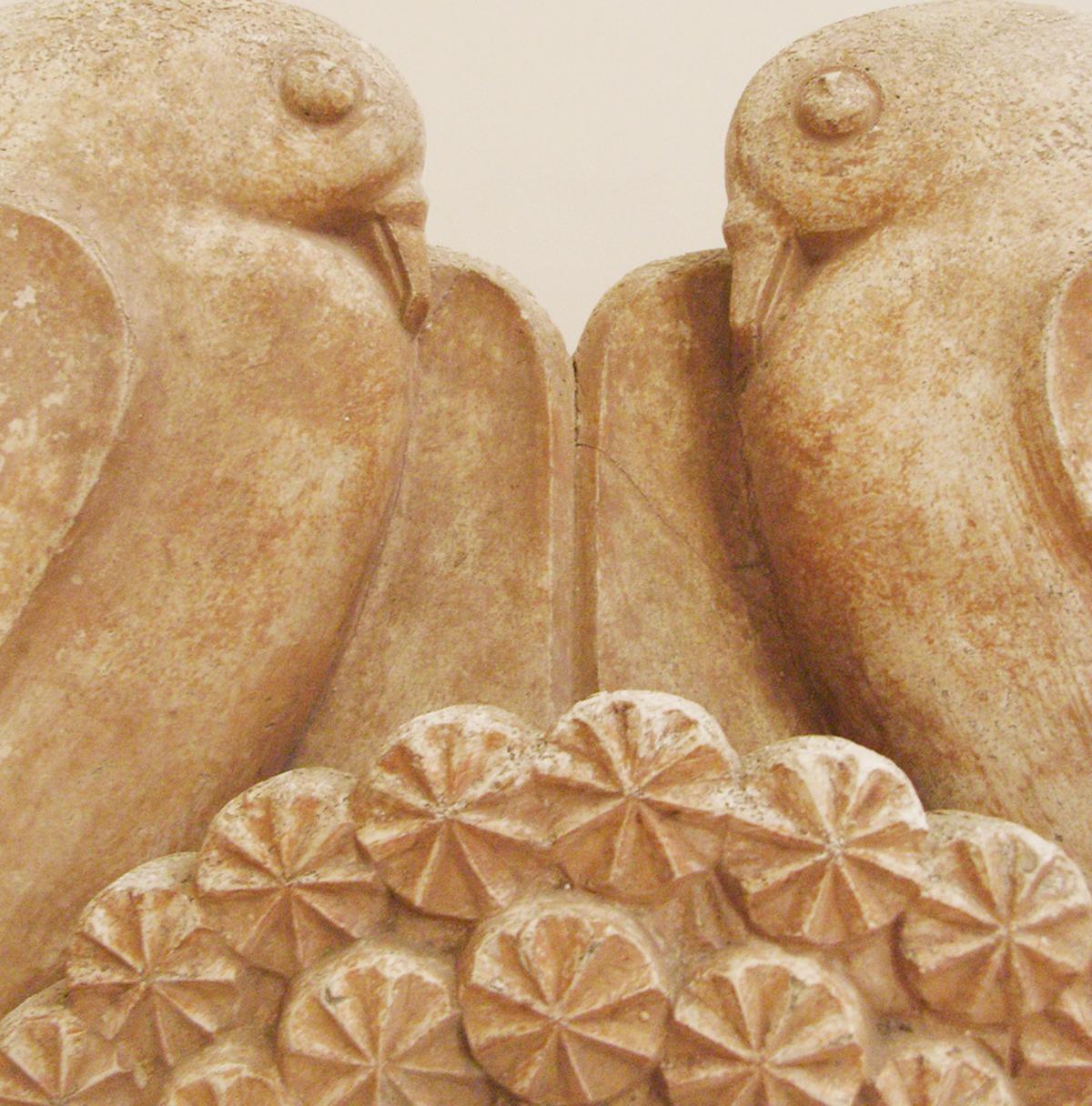 Français Colombe Art Nouveau en terre cuite patinée sur un support sur mesure en vente