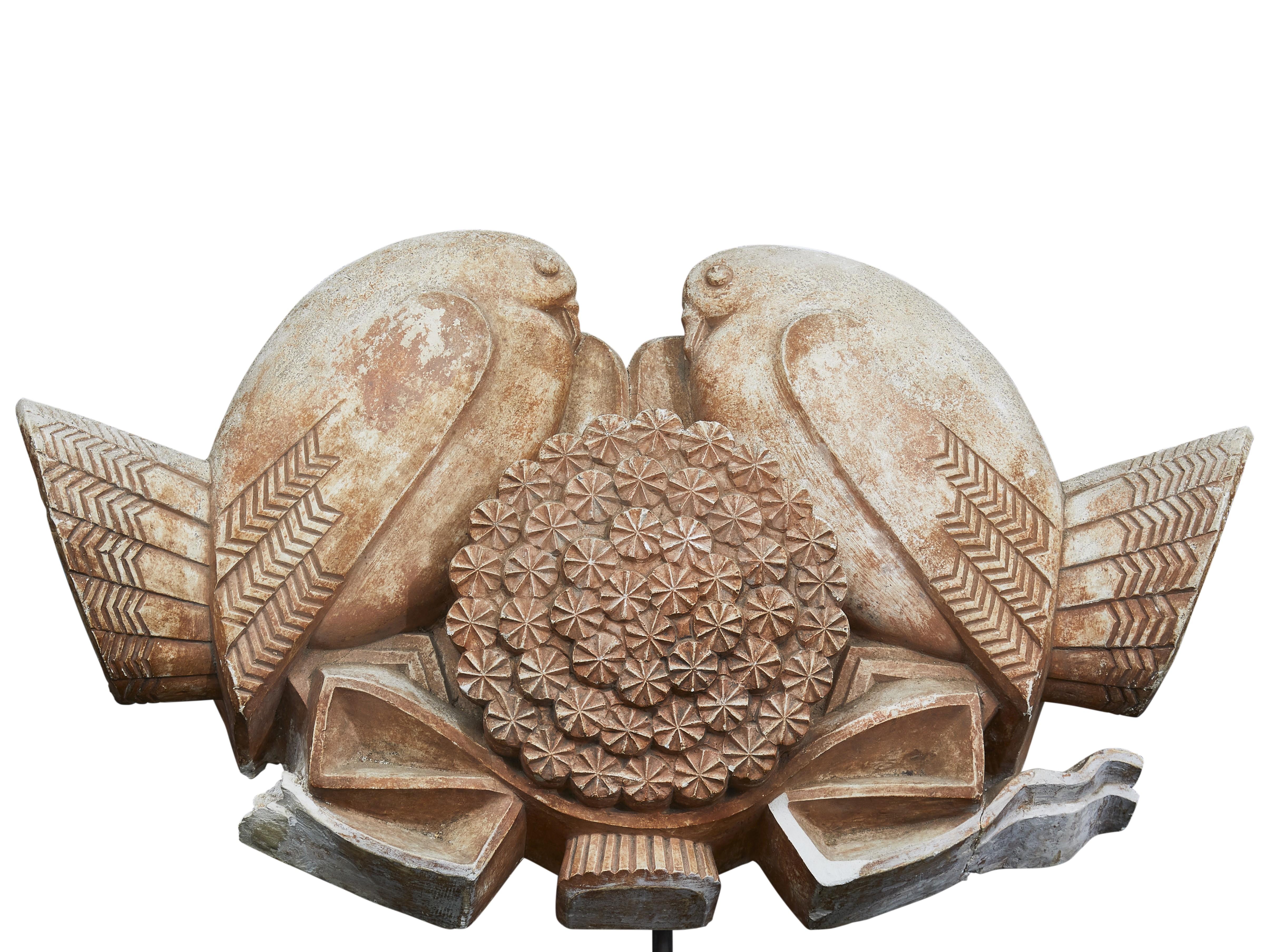 20ième siècle Colombe Art Nouveau en terre cuite patinée sur un support sur mesure en vente