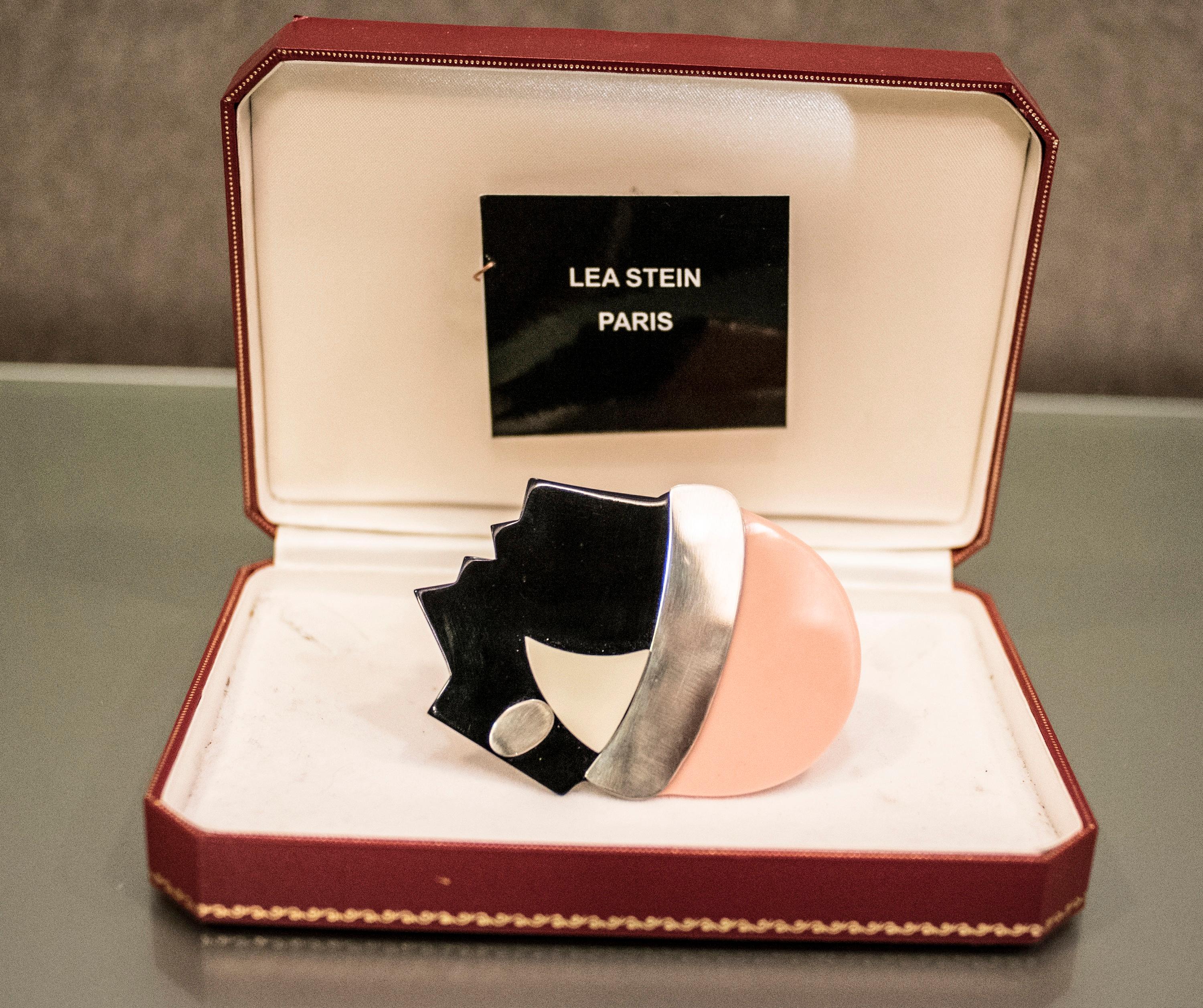 Awesome female figure French Art Deco brooch in pink and black bakelita, circa 1930, the box is not yours. It comes from a French private collection.







 