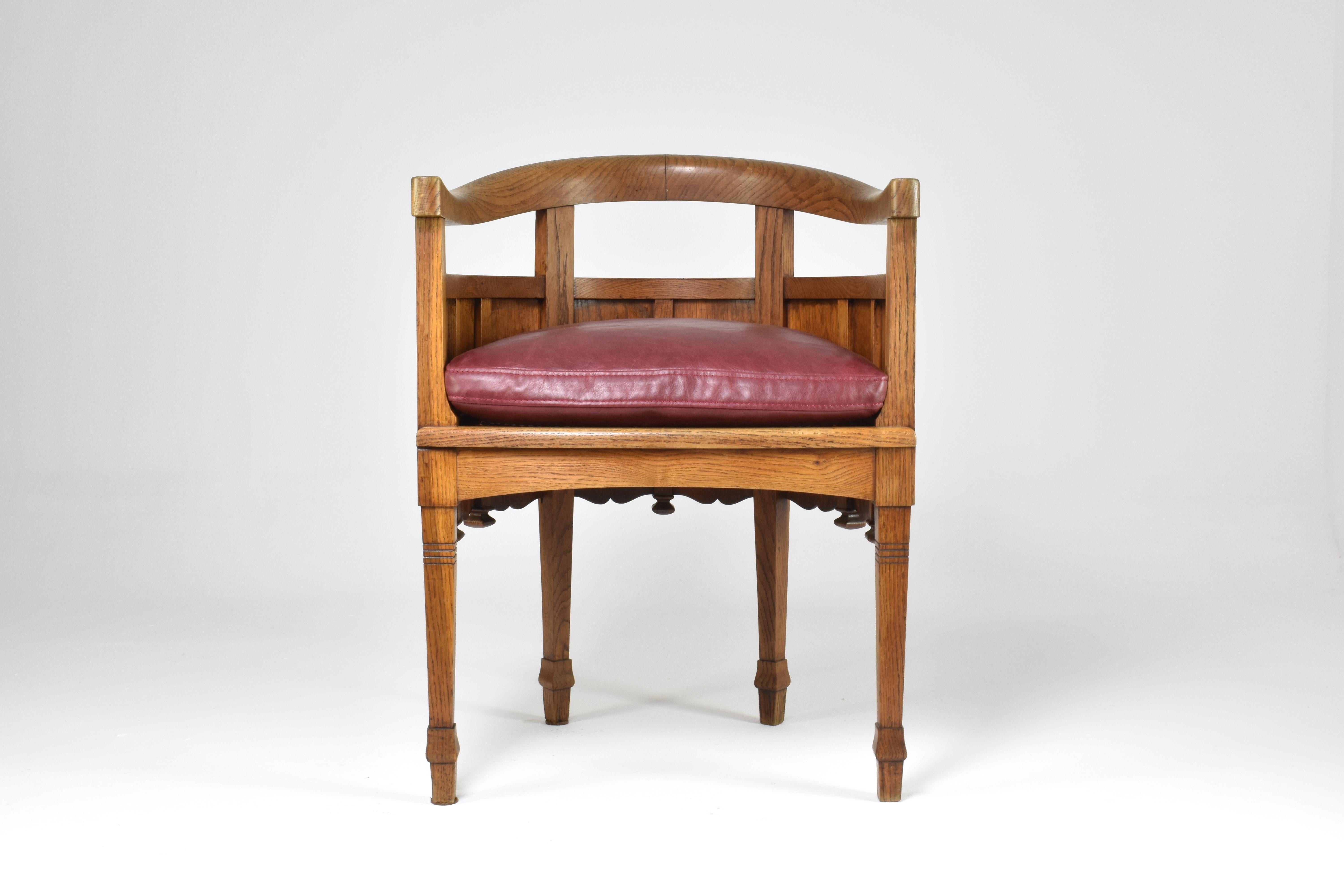 Art Nouveau French Sculpted Oak Office Chair In Good Condition For Sale In Paris, FR