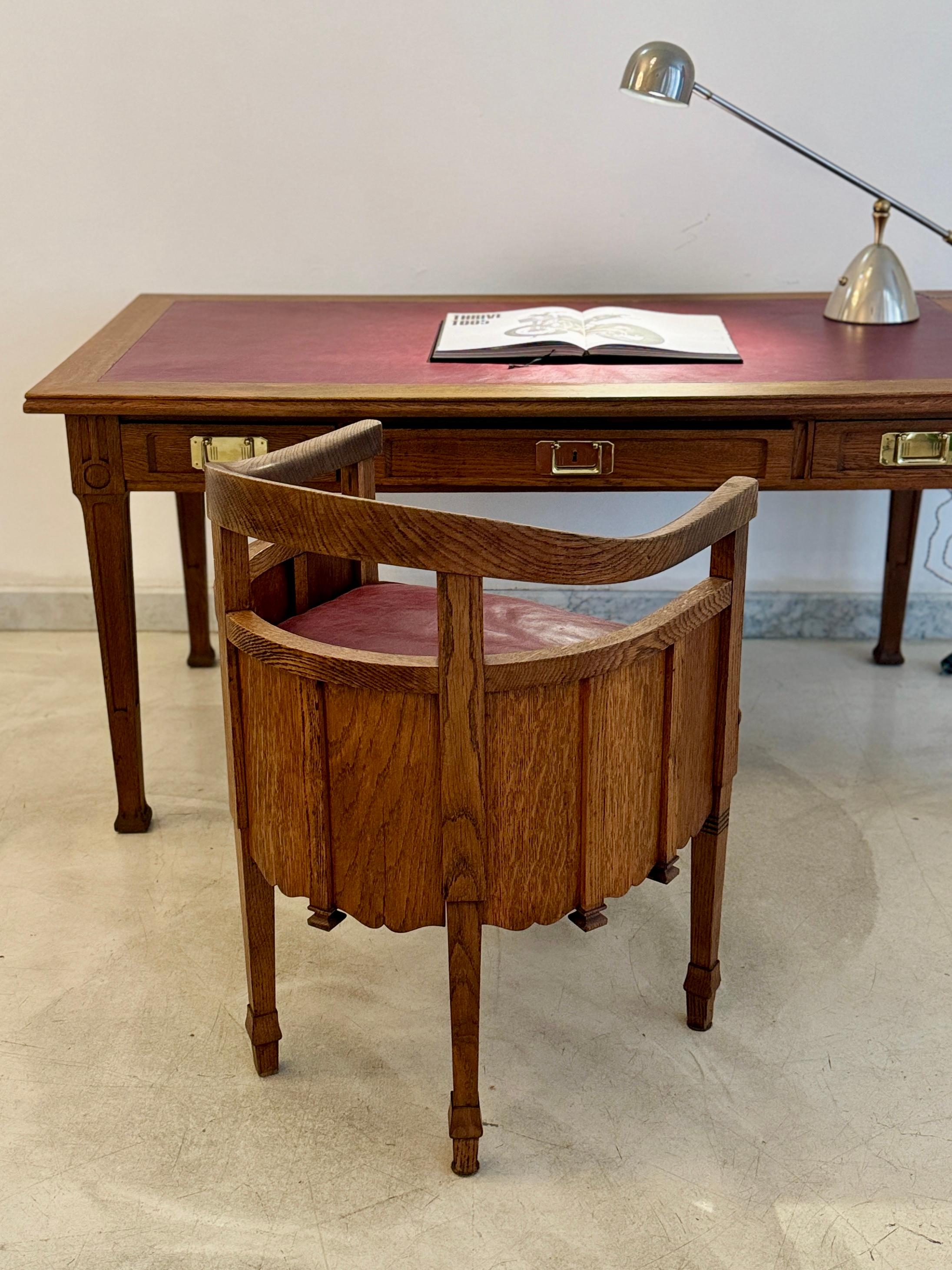 Art Nouveau French Sculpted Oak Office Desk and Chair In Good Condition In Paris, FR