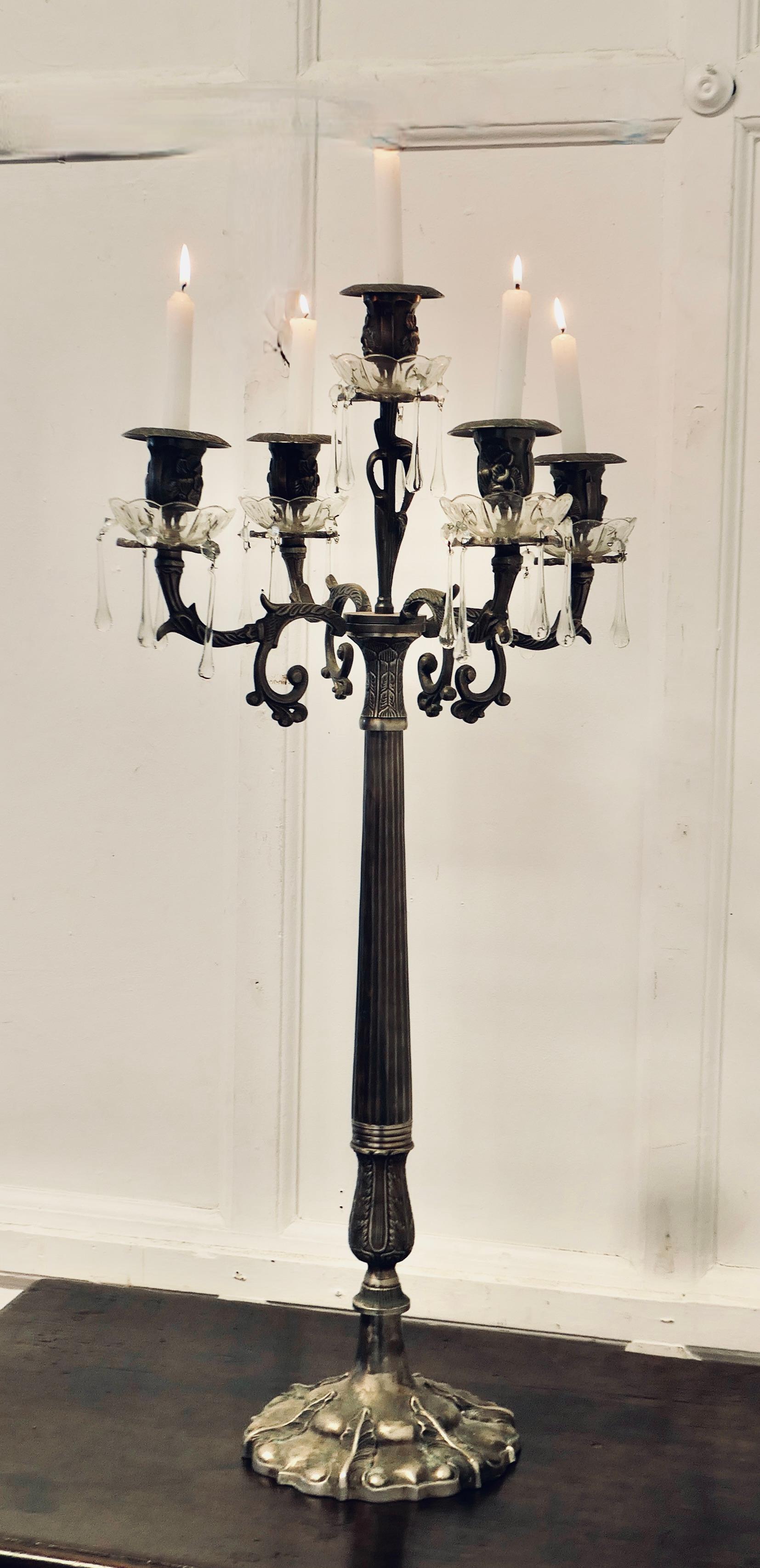  Candelabro a 5 rami in metallo e cristallo in stile Art Nouveau francese, in argento. 

Si tratta di un pezzo molto alto, con un'altezza di 38 pollici, nel tanto amato stile Art Nouveau, un classico del suo tempo.
Il candelabro è posizionato su