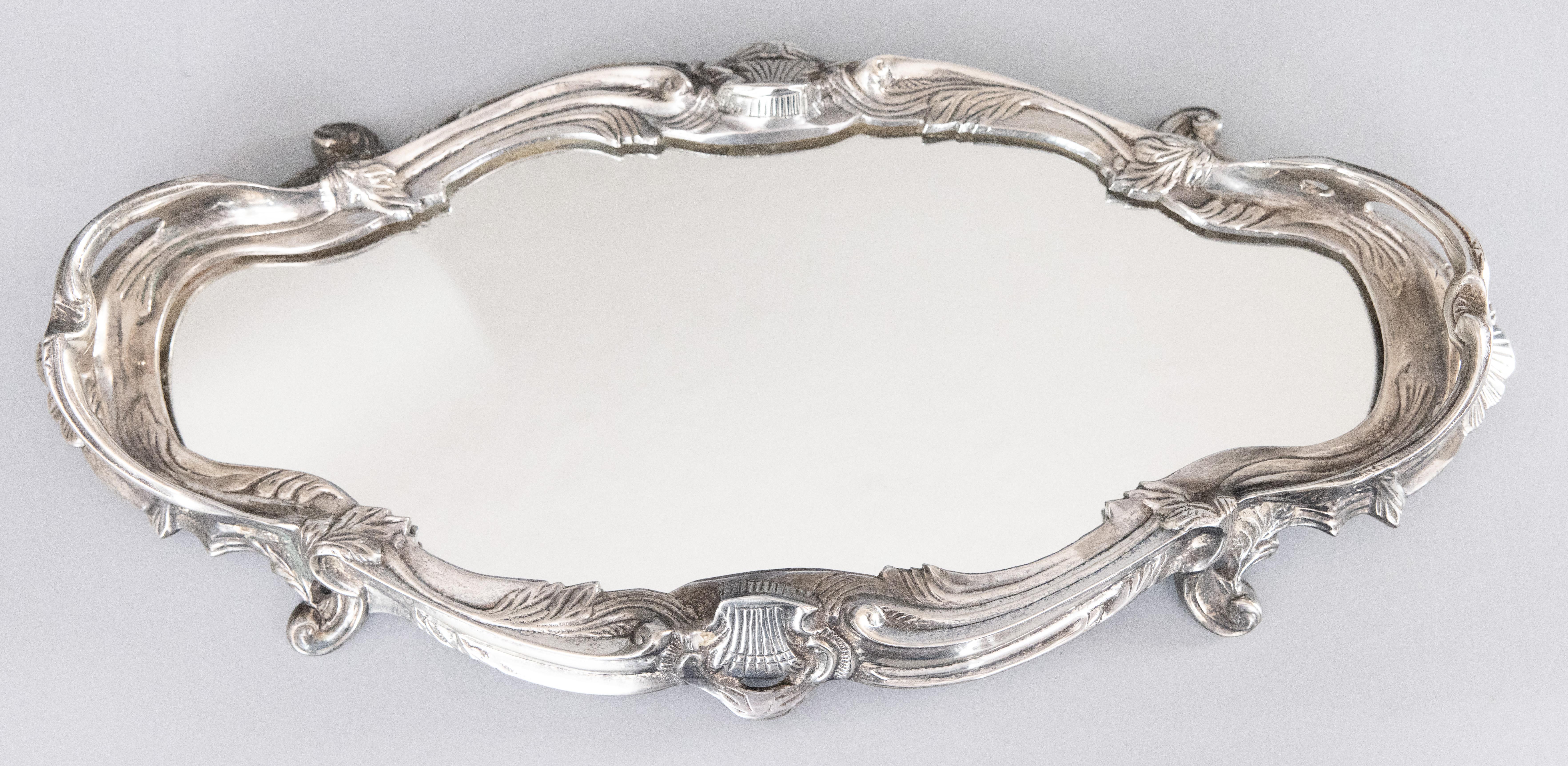 20ième siècle Plateau à miroir en métal argenté de style Art Nouveau, circa 1910 en vente