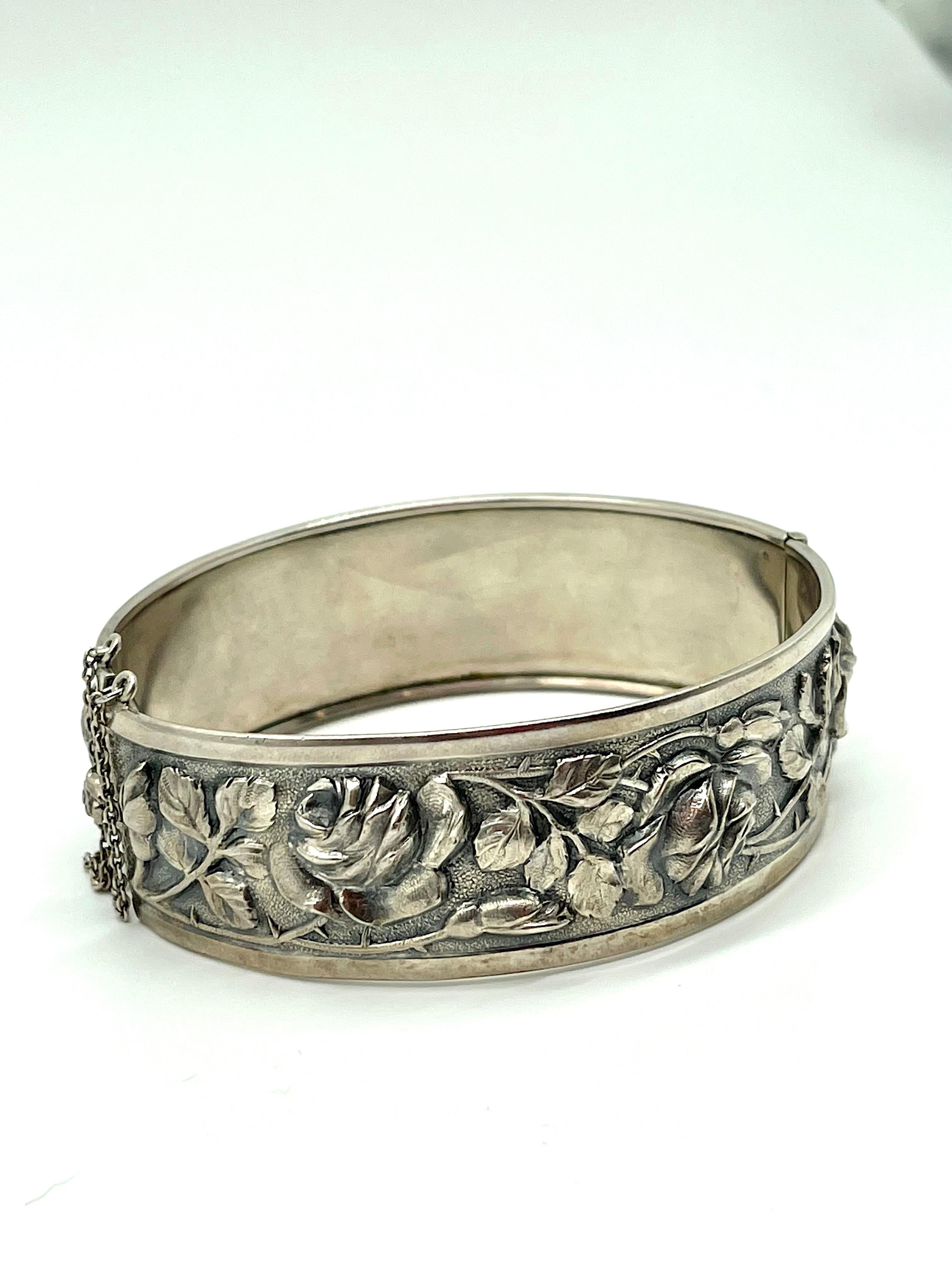 A Stunning Art Nouveau sterling Silver Cuff bracelet, with a beautiful Chiseled Floral motifs. 

Hallmarked PARIS 925 





