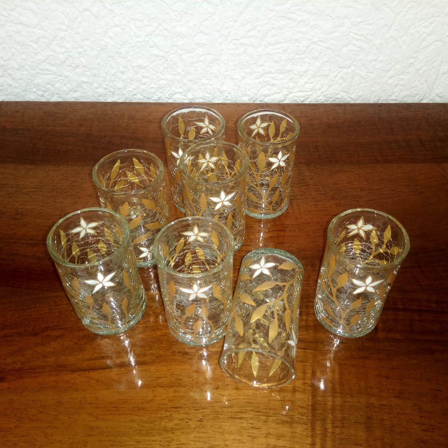 Art nouveau Ensemble de huit tasses à thé Art Nouveau, émail or et blanc sur verre craquelé en vente