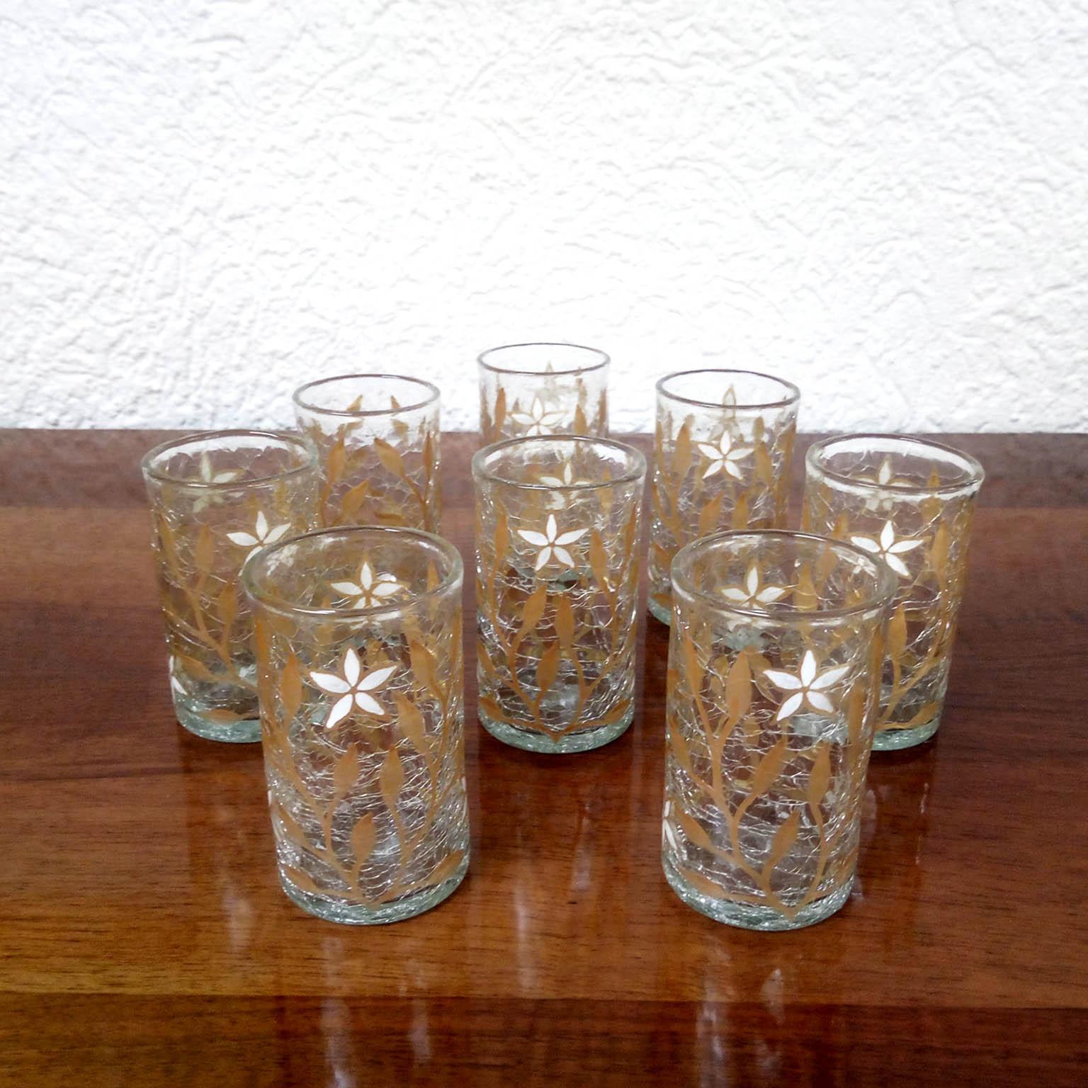 Français Ensemble de huit tasses à thé Art Nouveau, émail or et blanc sur verre craquelé en vente