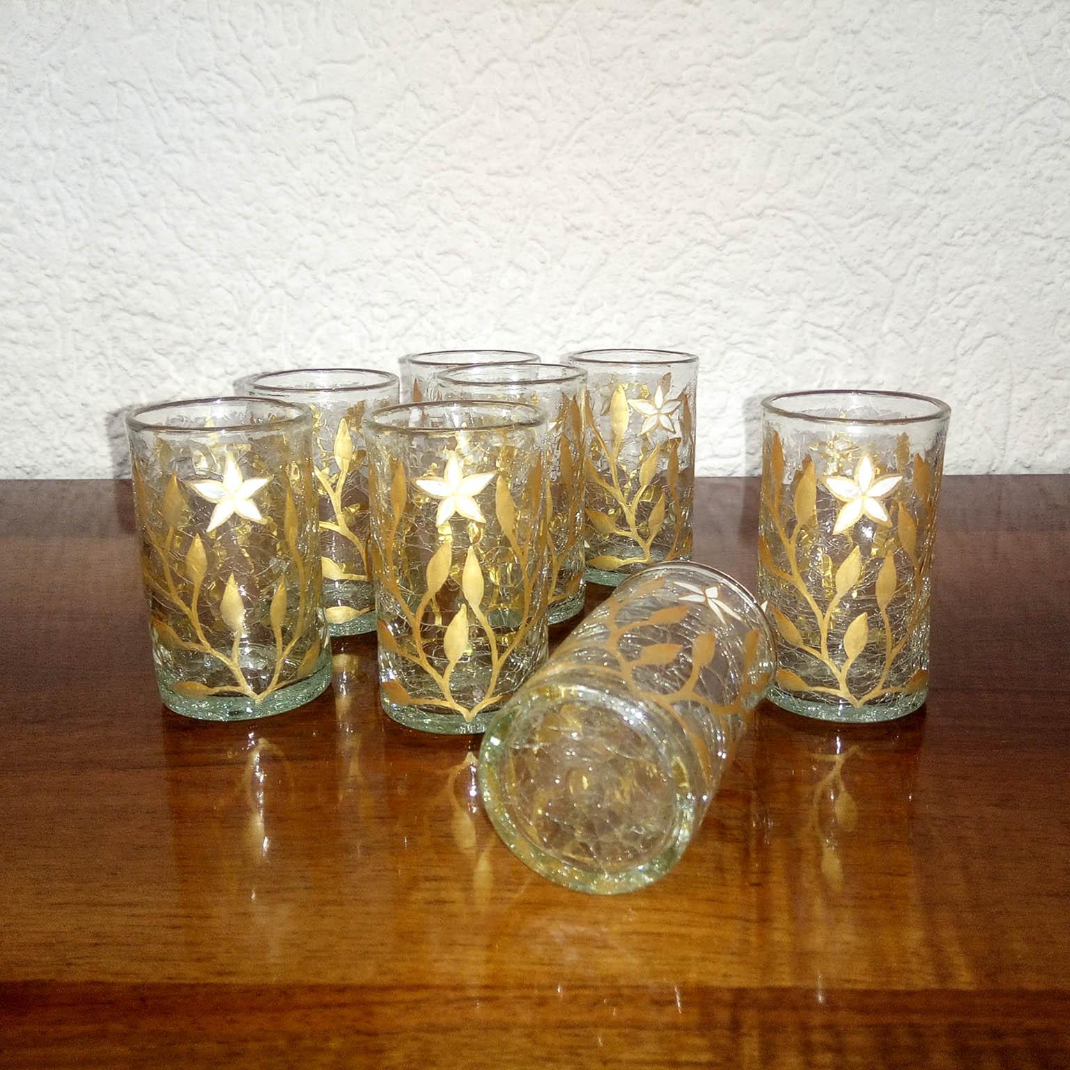 Peint à la main Ensemble de huit tasses à thé Art Nouveau, émail or et blanc sur verre craquelé en vente