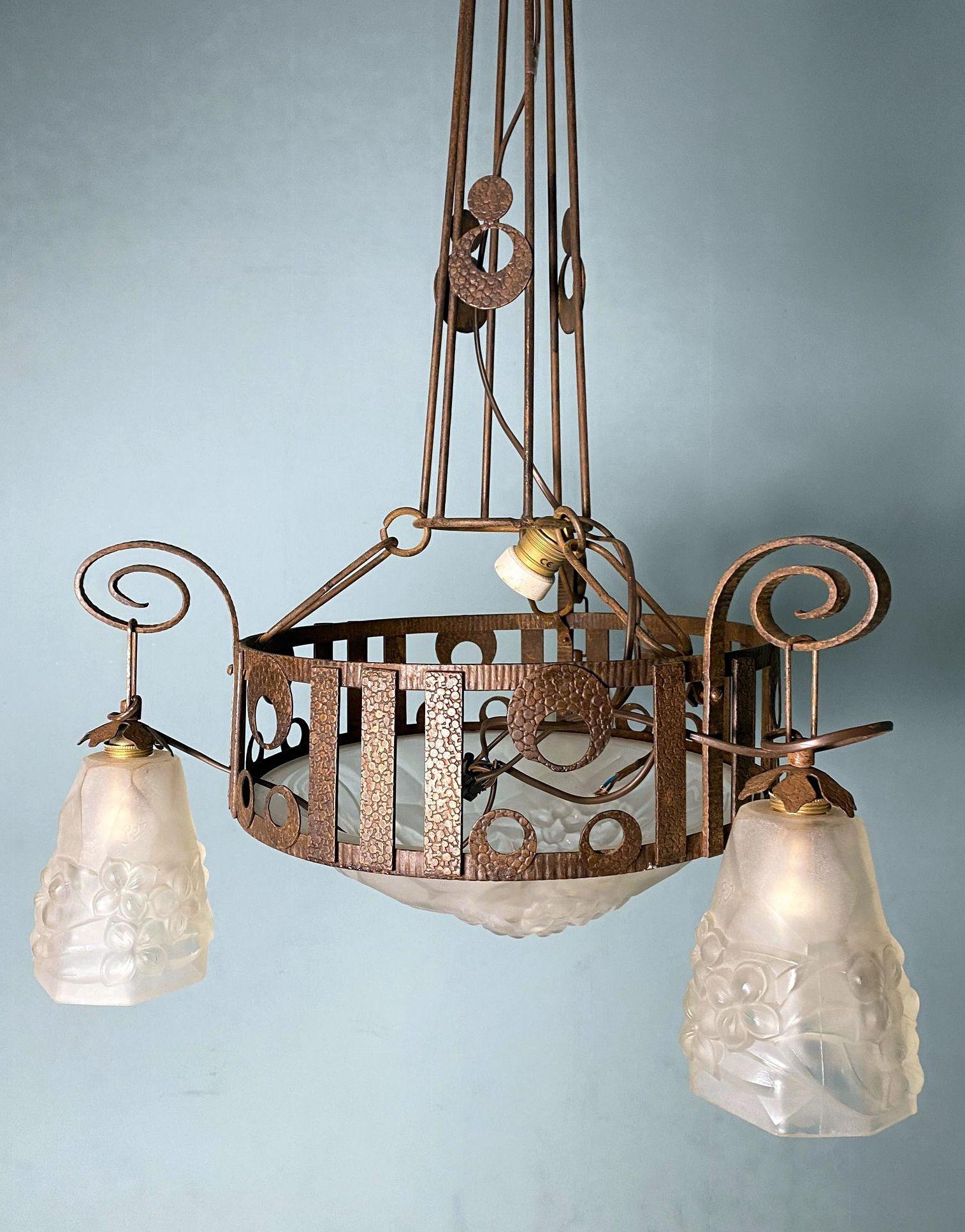 Art Nouveau French Wrought Iron and Opaline Glass Chandelier In Good Condition For Sale In Prato, Tuscany
