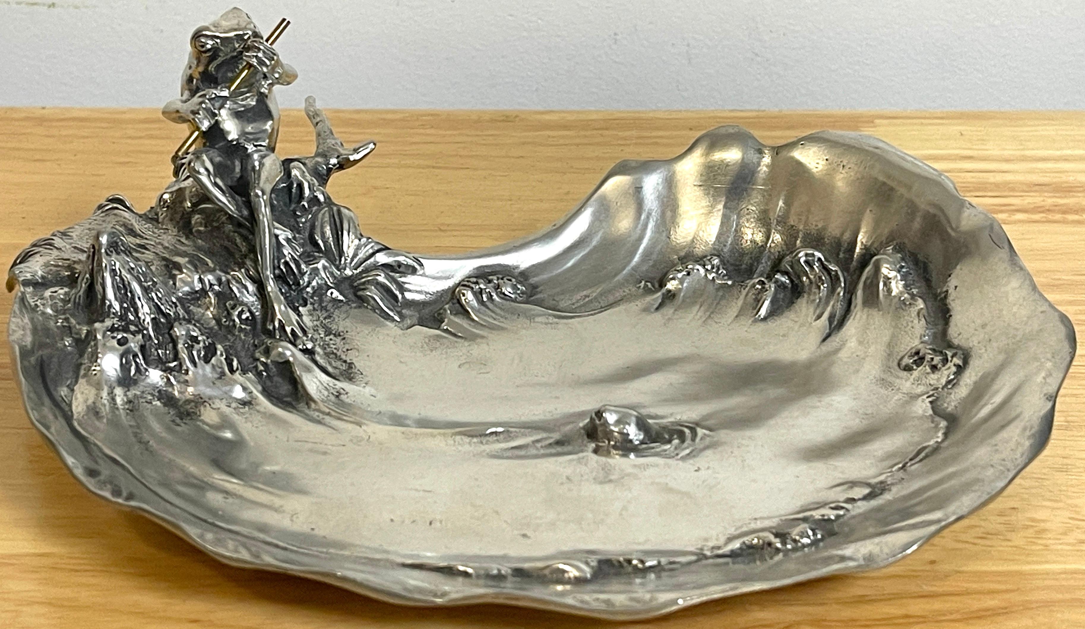 Plato/ Vide-Poche con motivo de rana Art Nouveau de Achile Gamba-WMF
Caprichoso motivo de una rana que toca la flauta y se enamora de un pez en un lago.
Con el sello Achile Gamba y el nº 339.
 