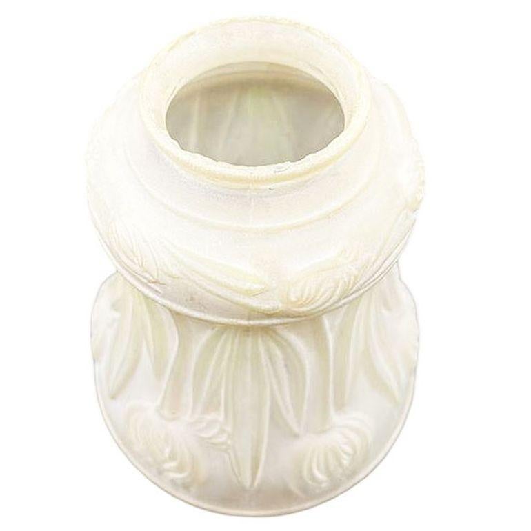 Questo mappamondo a campana in vetro lattimo smerigliato Art Nouveau presenta eleganti disegni a tulipano in rilievo, che riprendono le curve organiche e i motivi floreali dell'epoca. Con un'altezza di 5,5 pollici, un diametro di 4,5 pollici e un
