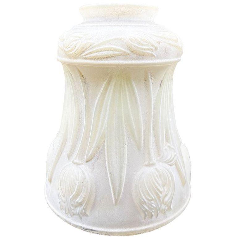 Americano Campanula in vetro latte smerigliato Art Nouveau con tulipani in rilievo, globo da 2