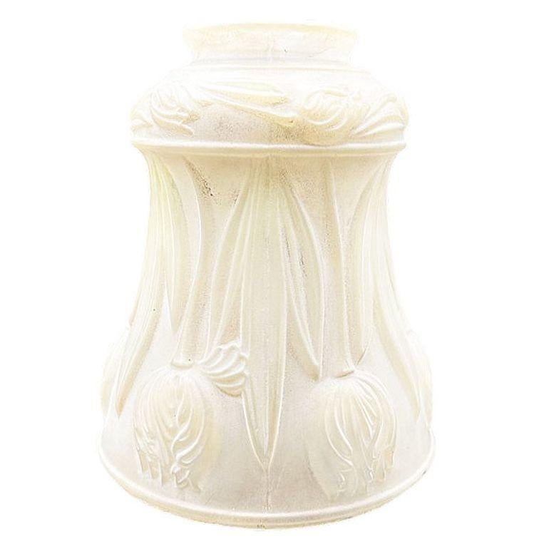Campanula in vetro latte smerigliato Art Nouveau con tulipani in rilievo, globo da 2