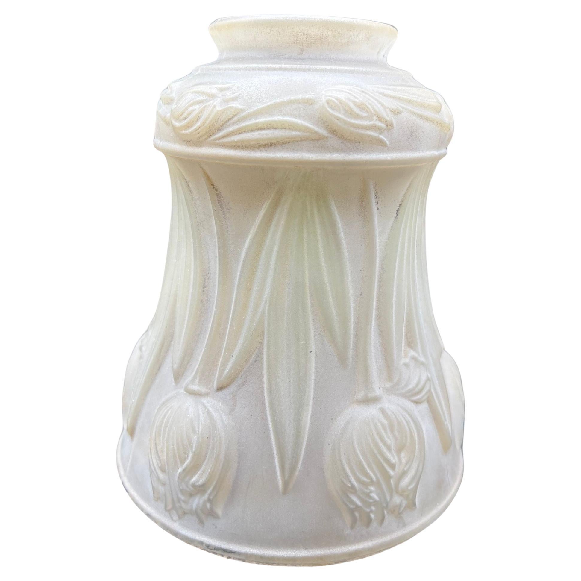Campanula in vetro latte smerigliato Art Nouveau con tulipani in rilievo, globo da 2". in vendita