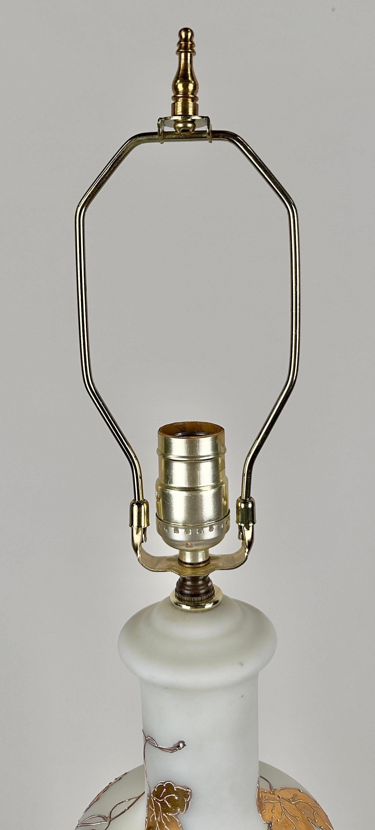 Paire de lampes de table Art Nouveau en verre d'art blanc dépoli et à motifs de feuilles d'or en vente 3