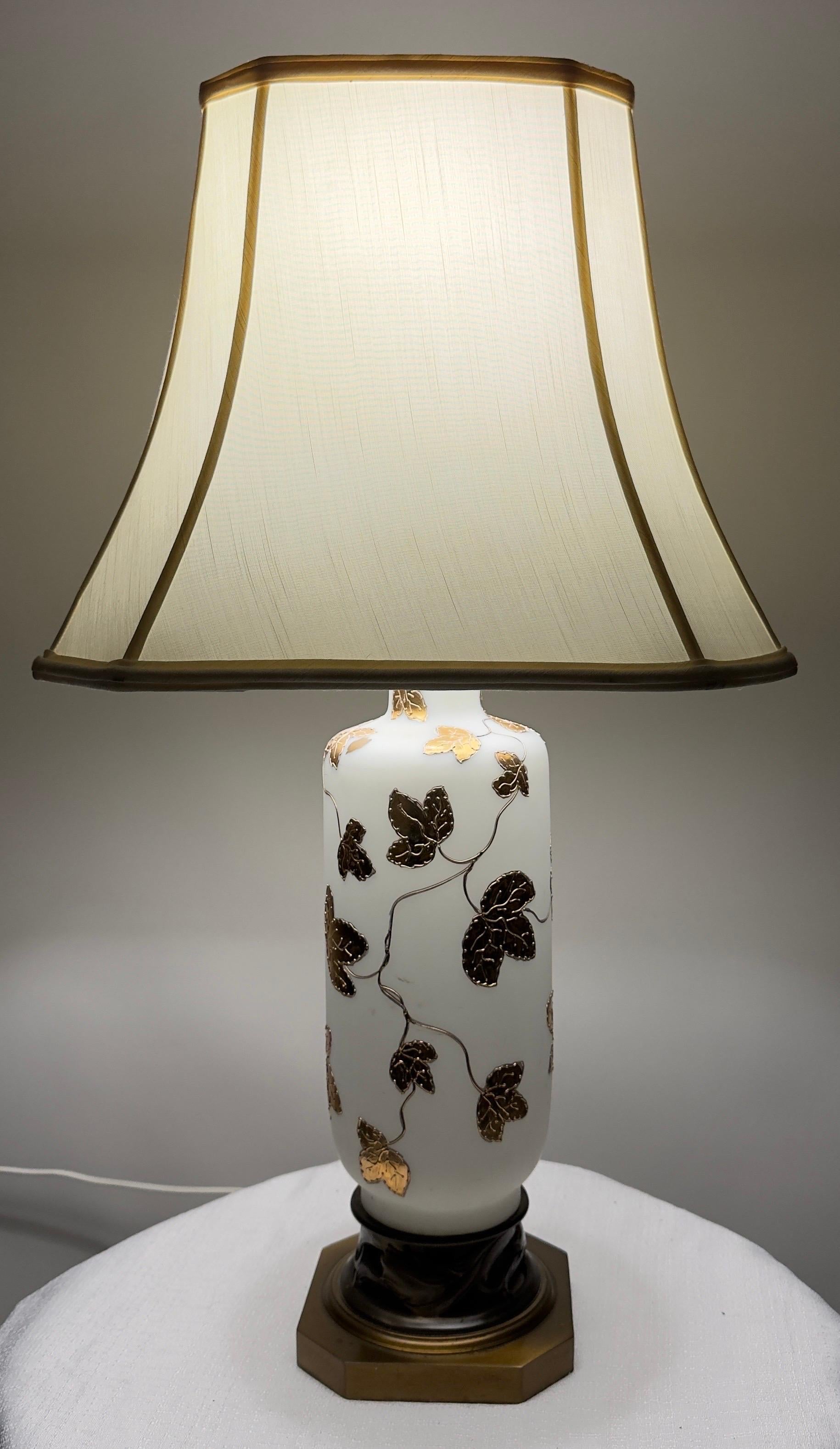 Paire de lampes de table Art Nouveau en verre d'art blanc dépoli et à motifs de feuilles d'or en vente 4