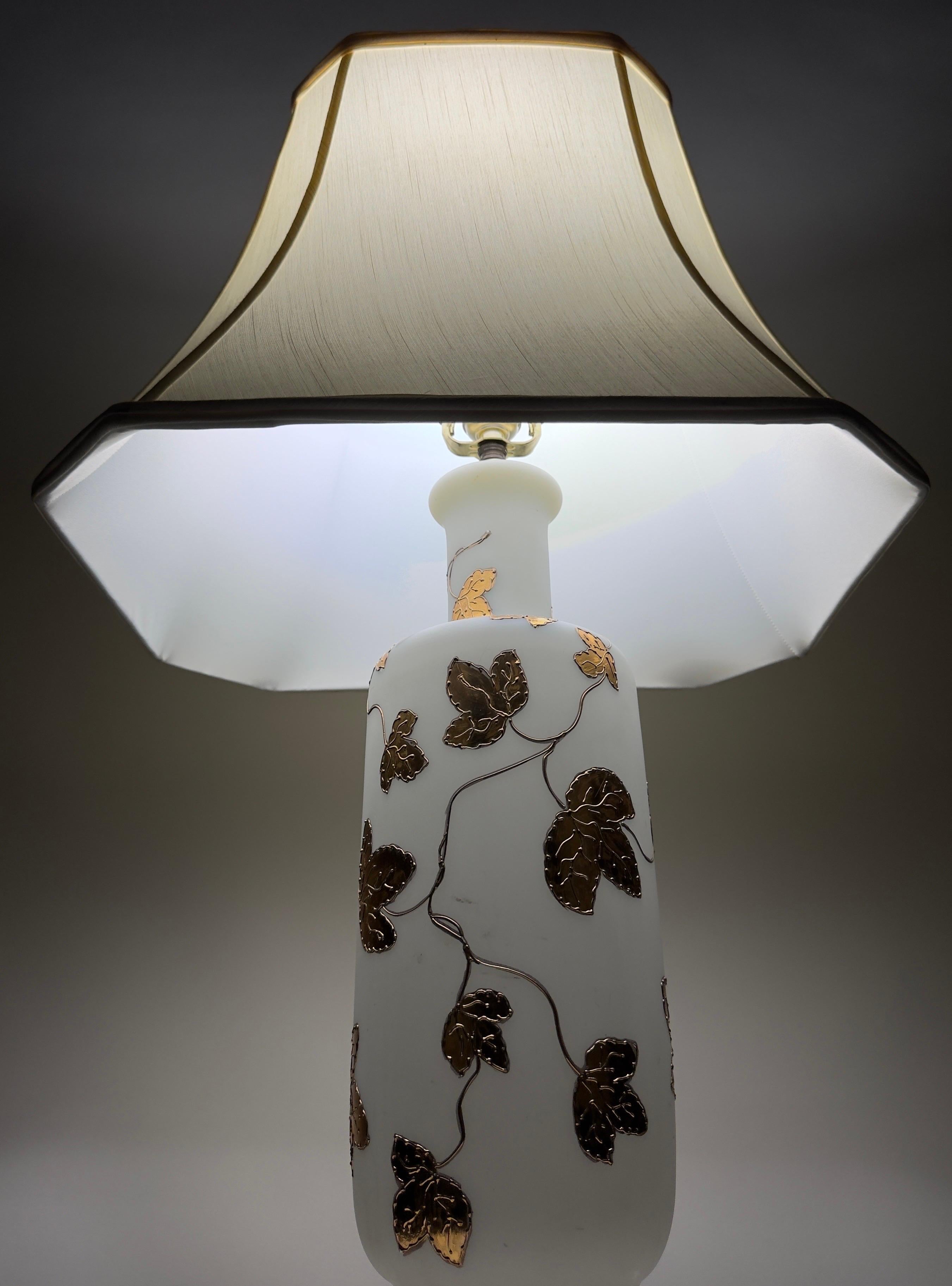 Paire de lampes de table Art Nouveau en verre d'art blanc dépoli et à motifs de feuilles d'or en vente 5