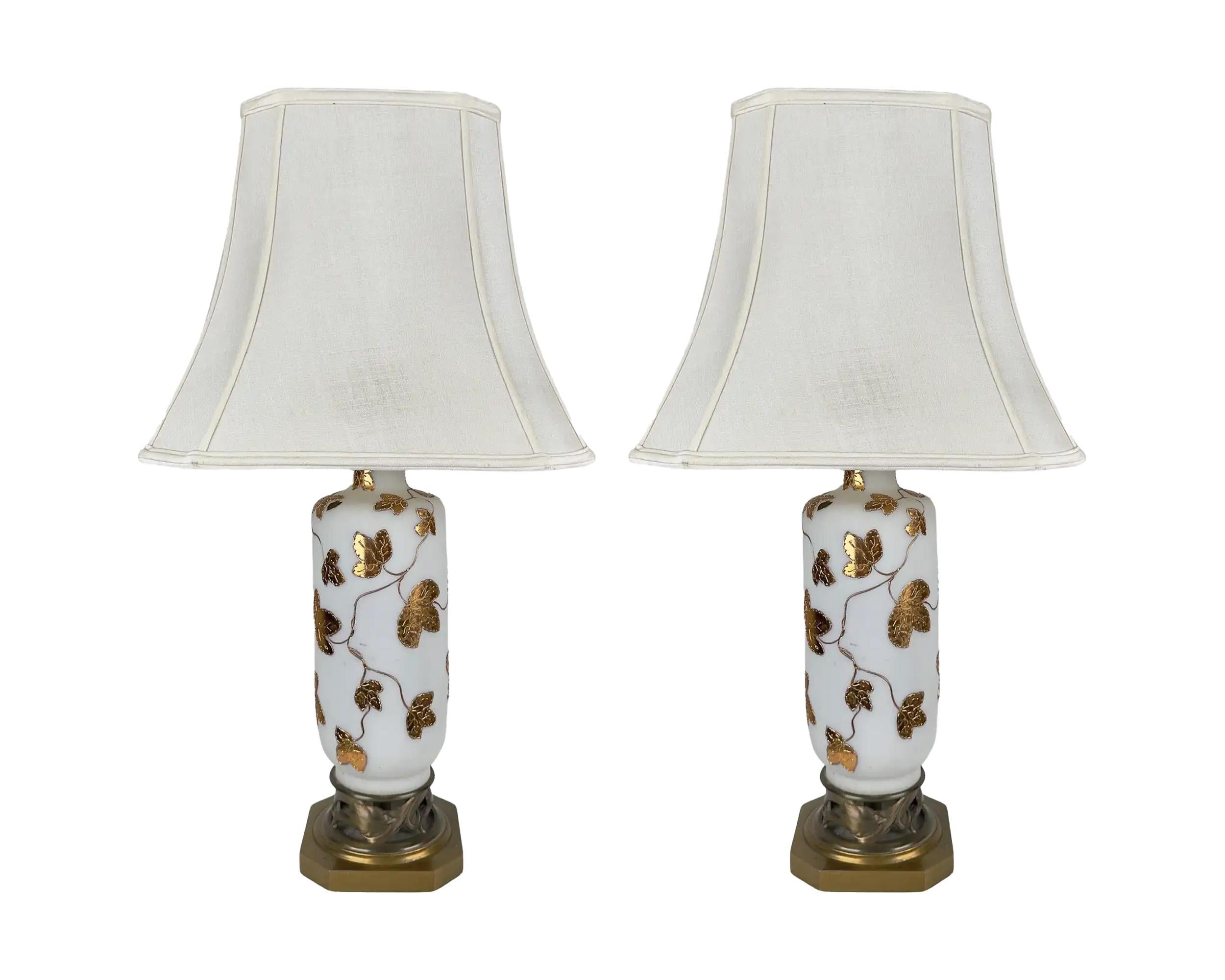 Paire de lampes de table Art nouveau aux formes organiques et à l'exécution délicate. Les lampes sont dotées d'un corps en verre d'art blanc dépoli, qui donne une qualité éthérée, presque translucide, qui permet à la lumière de se refléter avec une
