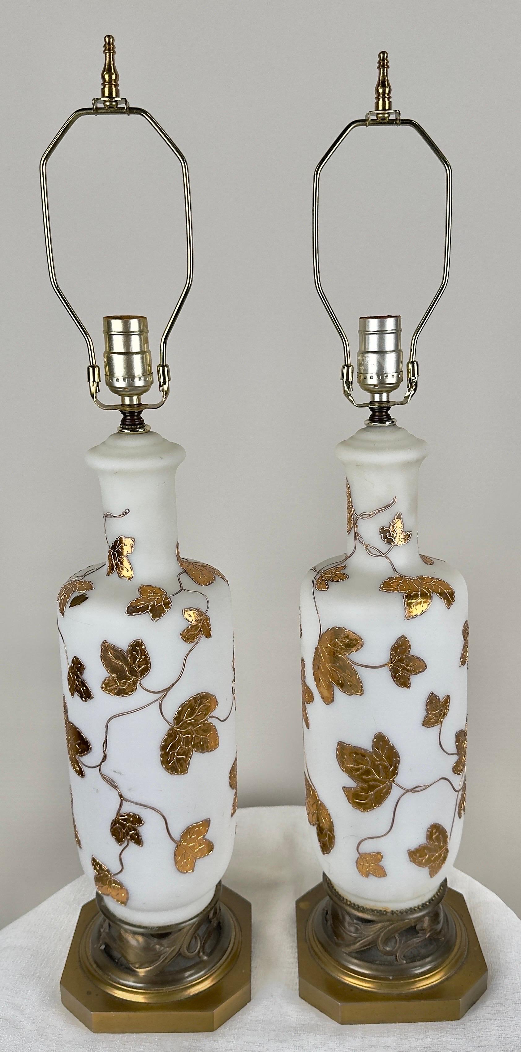 Art nouveau Paire de lampes de table Art Nouveau en verre d'art blanc dépoli et à motifs de feuilles d'or en vente