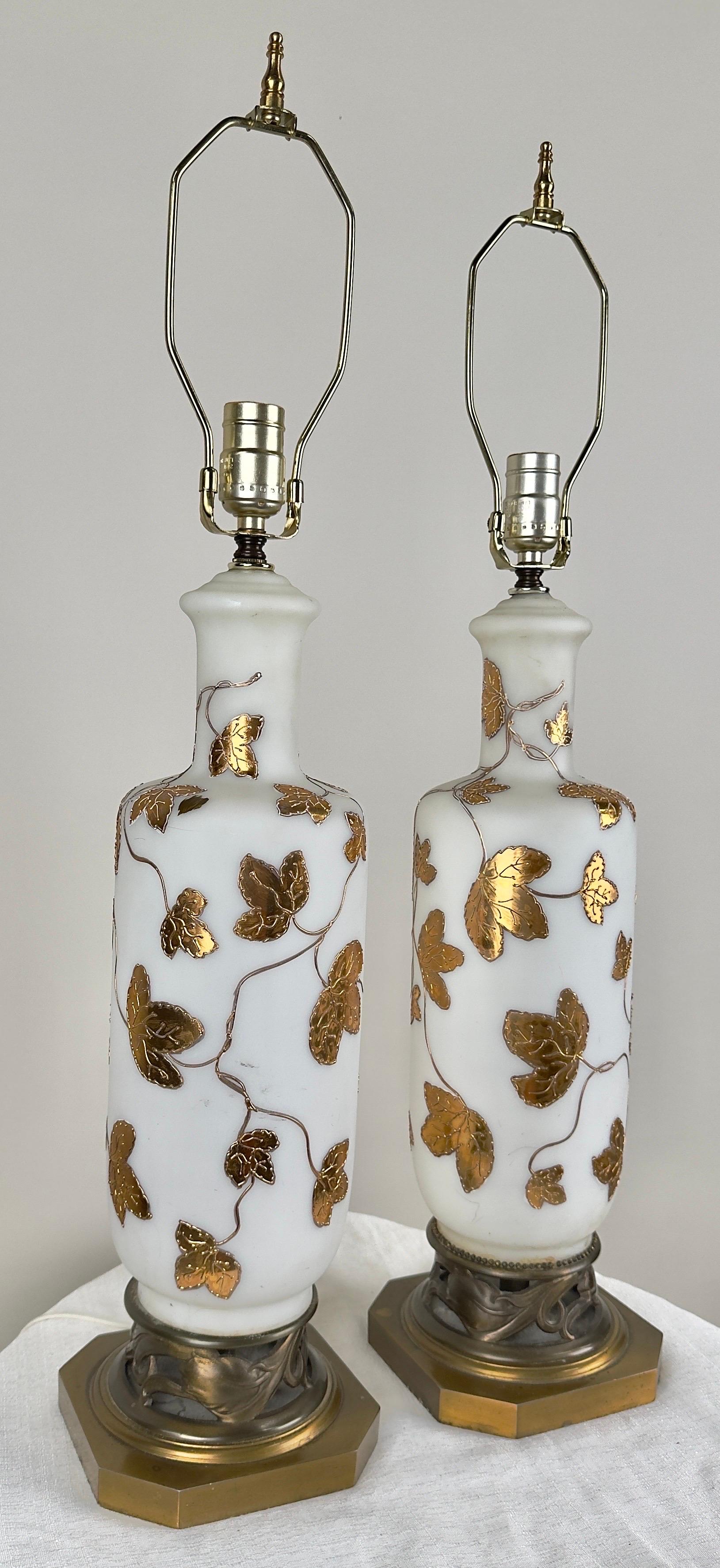 Américain Paire de lampes de table Art Nouveau en verre d'art blanc dépoli et à motifs de feuilles d'or en vente