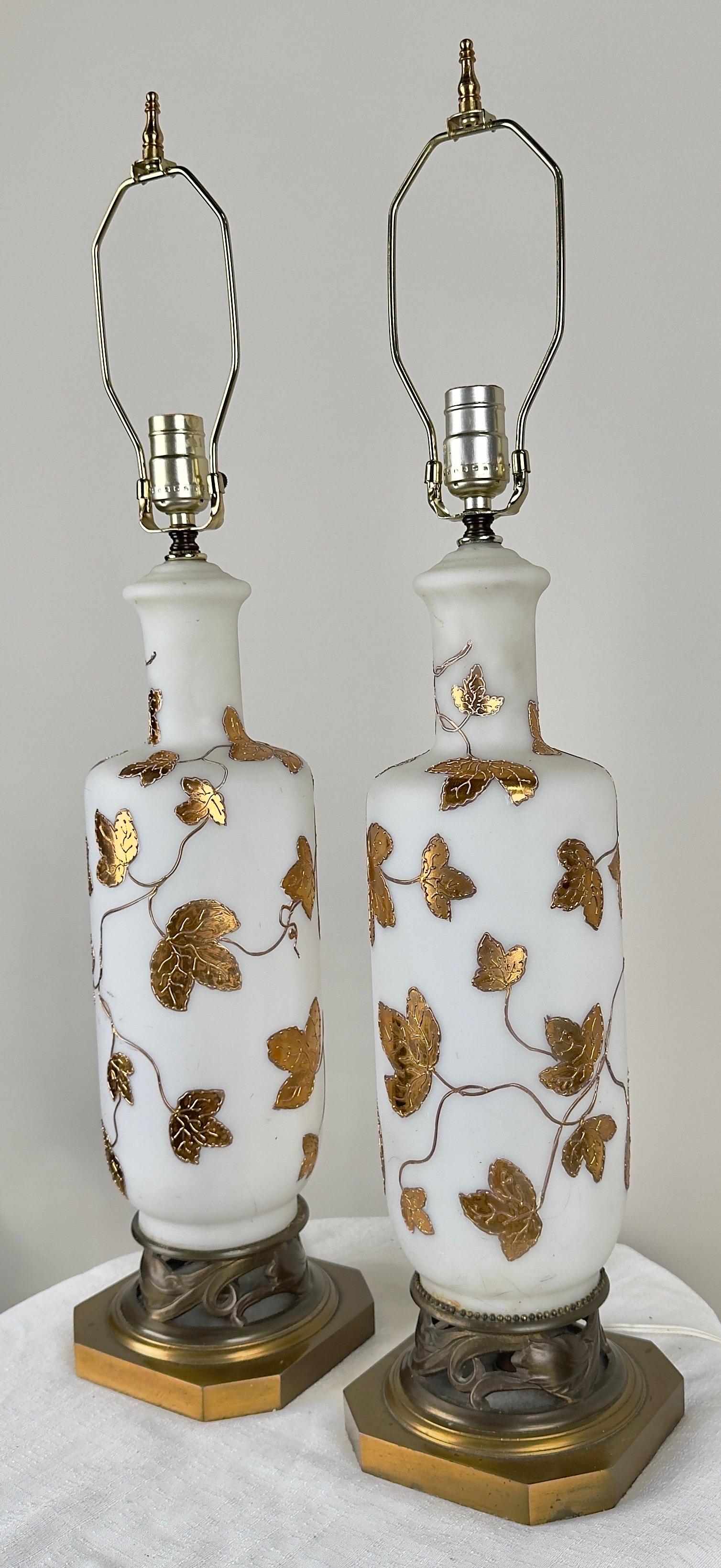 Paire de lampes de table Art Nouveau en verre d'art blanc dépoli et à motifs de feuilles d'or Bon état - En vente à Plainview, NY