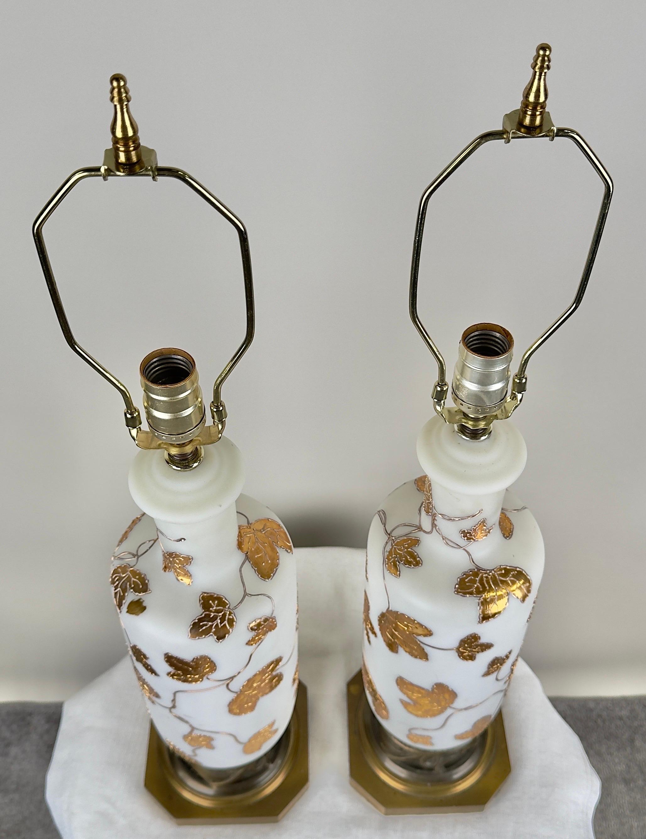 20ième siècle Paire de lampes de table Art Nouveau en verre d'art blanc dépoli et à motifs de feuilles d'or en vente